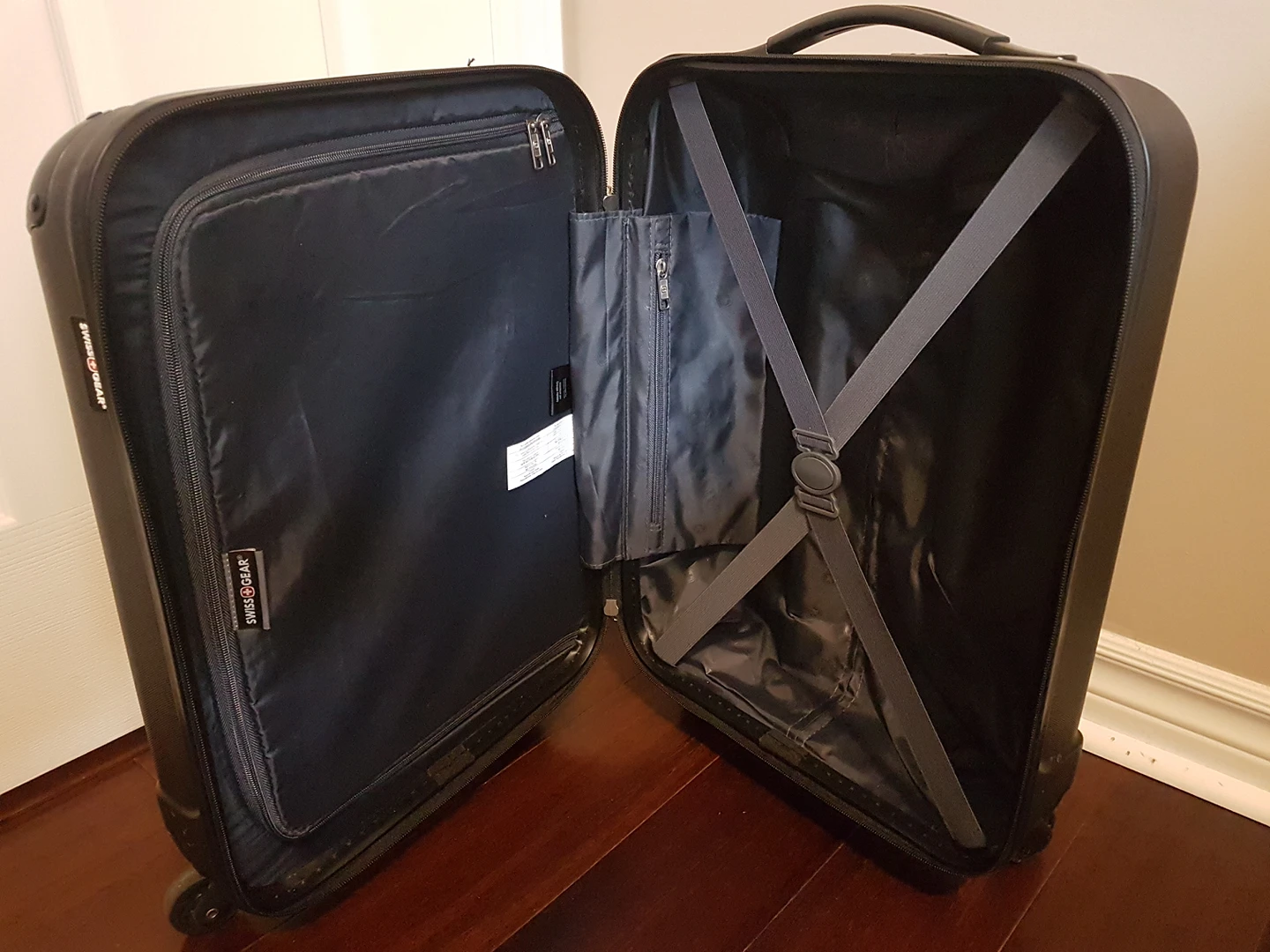 Swiss Gear 20" carry on suitcase 360 wheels image indicator(4)