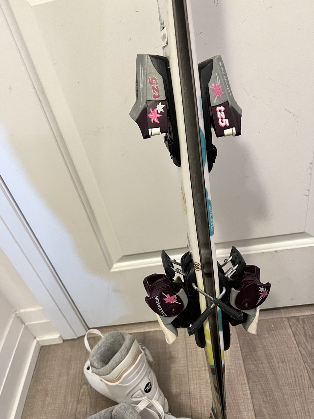 Girls skis and boots image indicator(9)