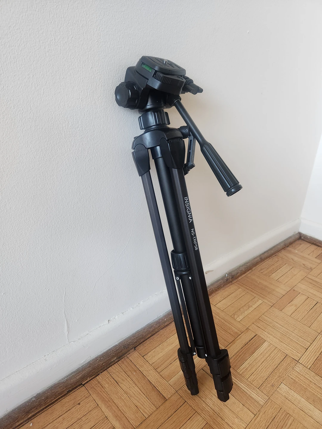 Insignia Tripod with Quick Release, adjustable legs and mount - photo 2