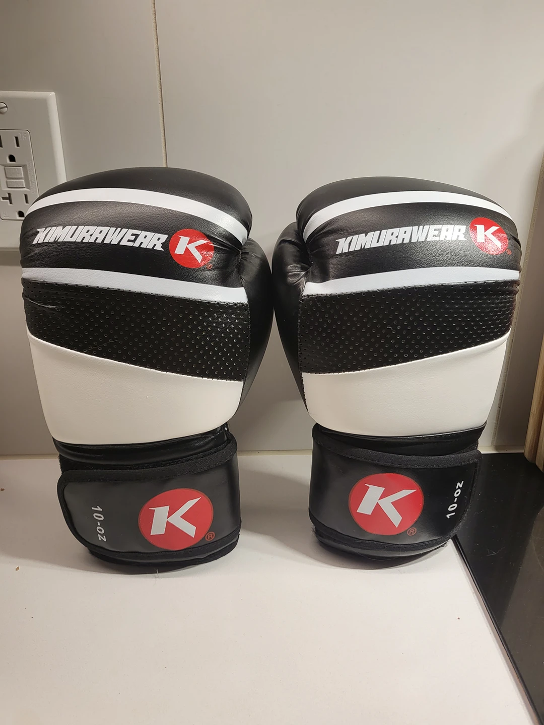 Like new, rarely worn 10oz boxing gloves thumbnail