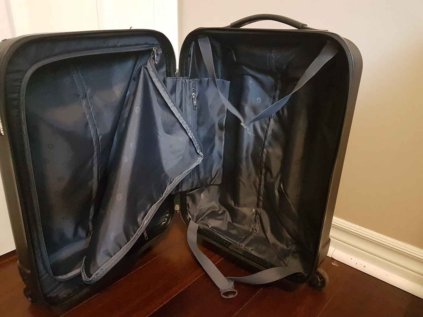 Swiss Gear 20" carry on suitcase 360 wheels image indicator(3)