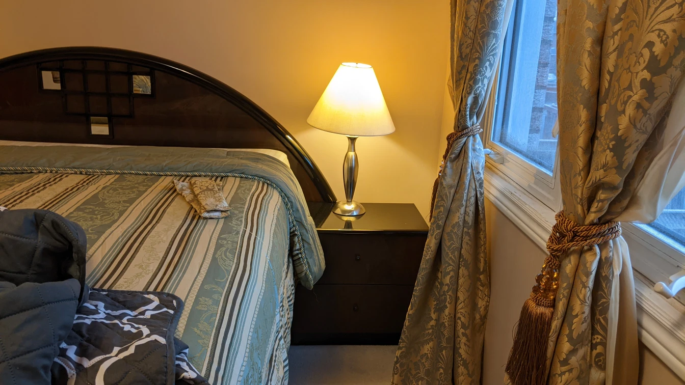 Floating Bedframe with night tables. - photo 2