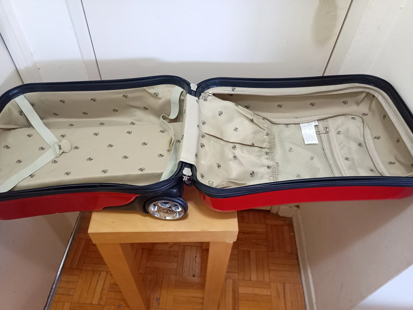 Carry-on luggage - photo 3