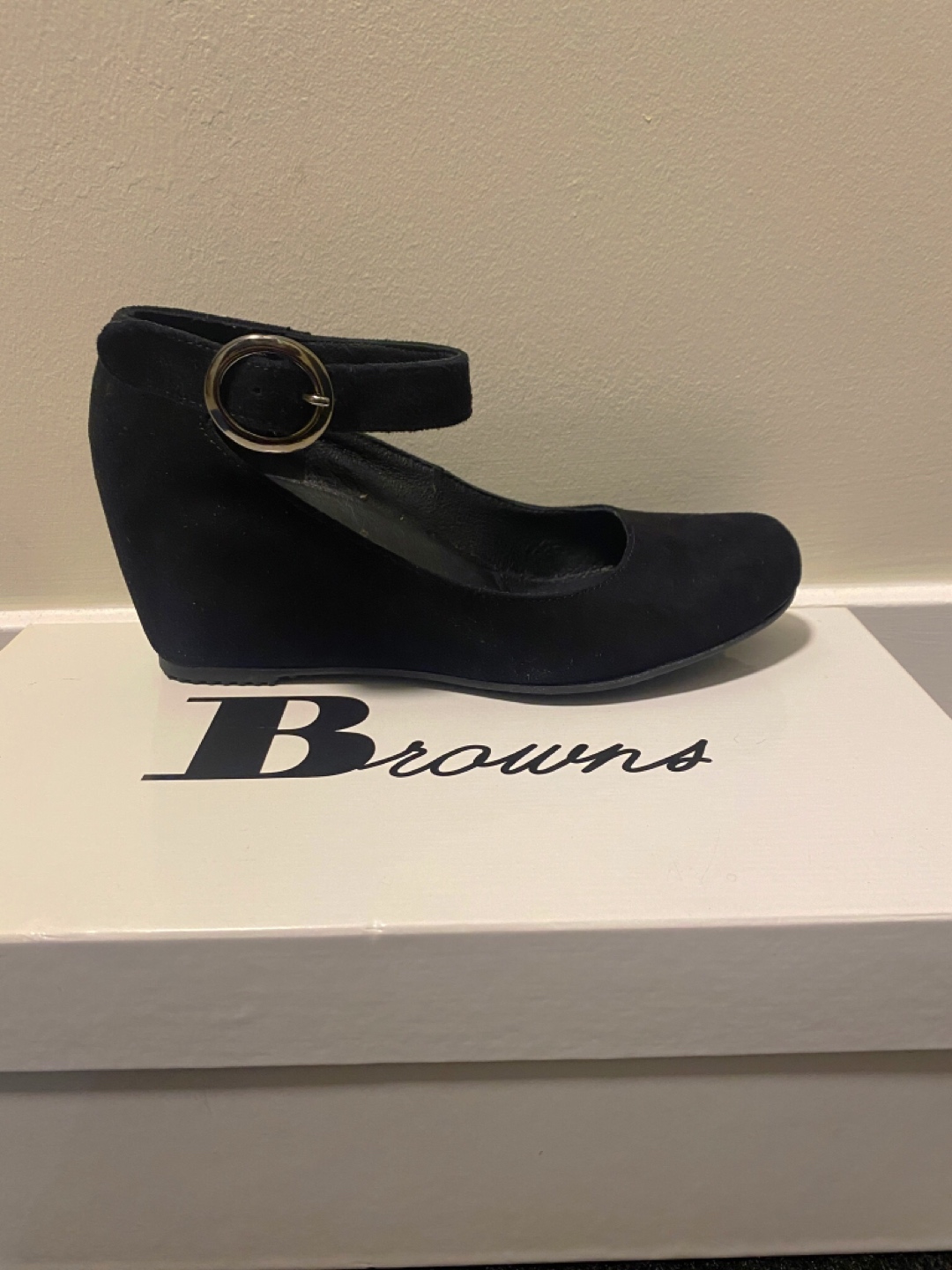 Browns *NEW*Suede wedges size 5