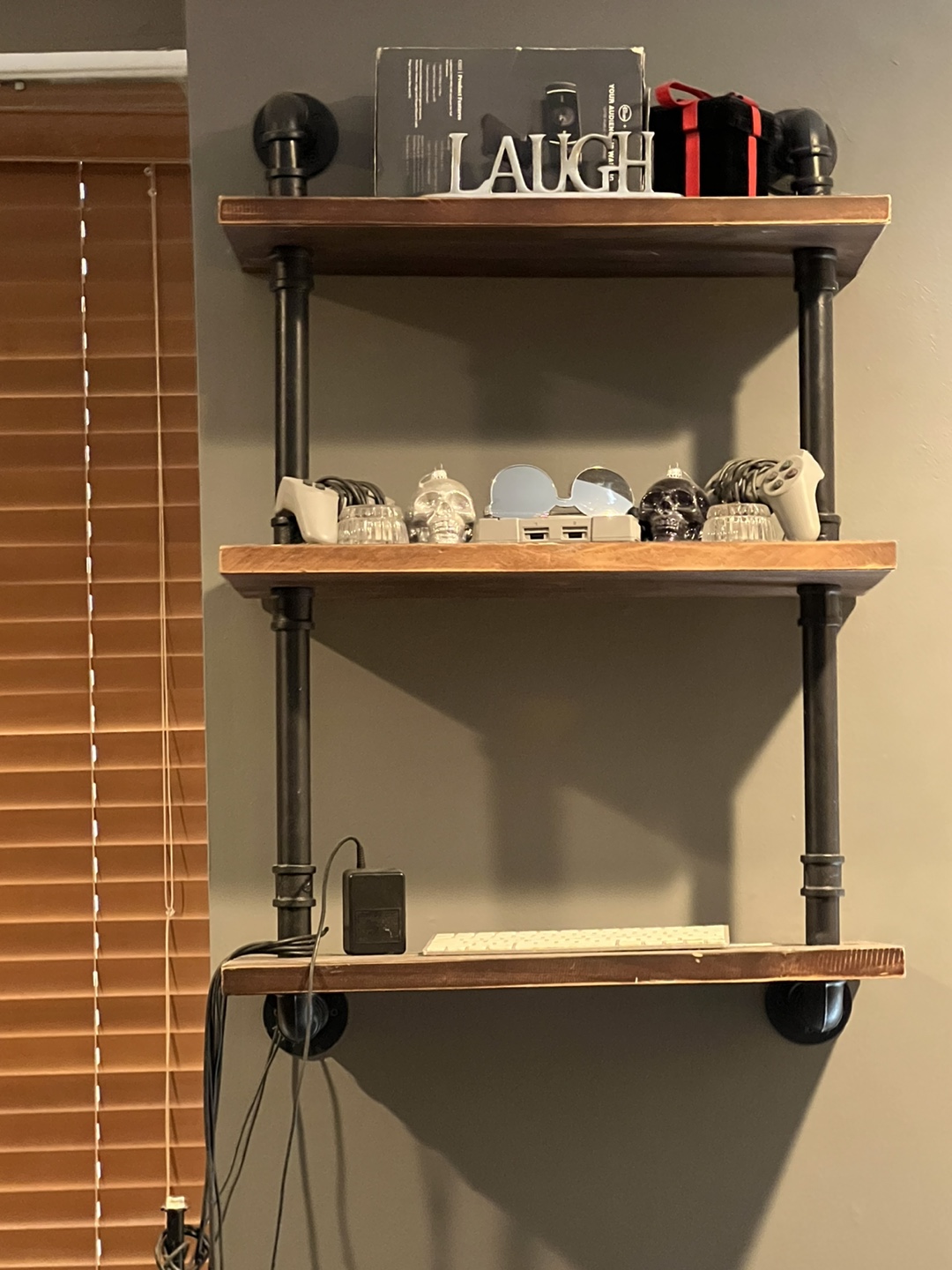 Rustic Pipe Floating shelf (wood & metal) thumbnail