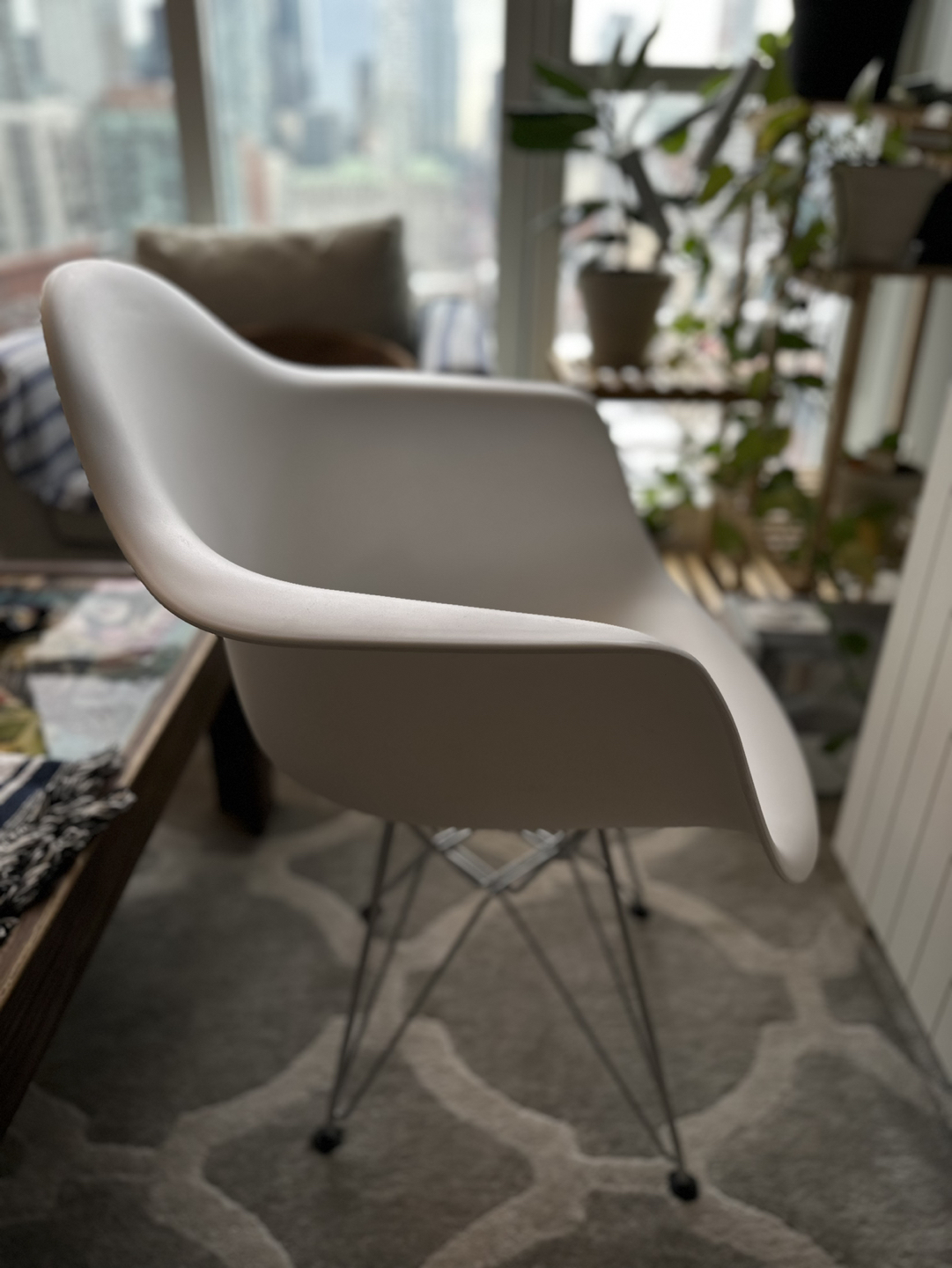 Eames style armchair image indicator(2)