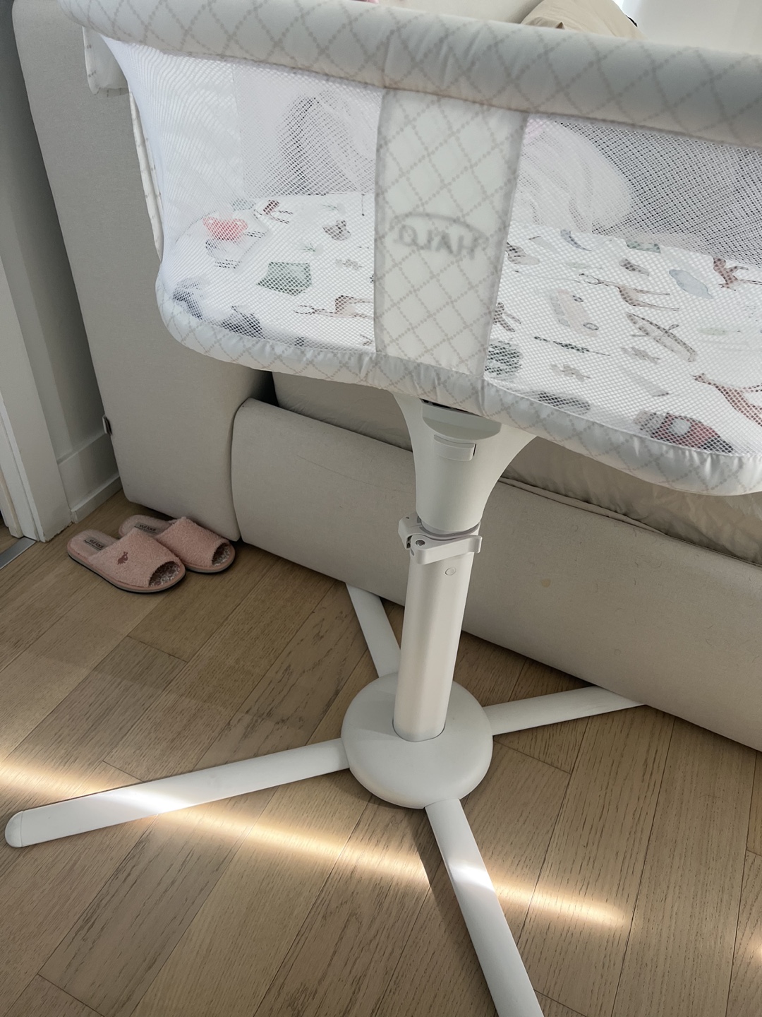 Halo Bassinest Swivel Sleeper with mattress and bedsheets - photo 2
