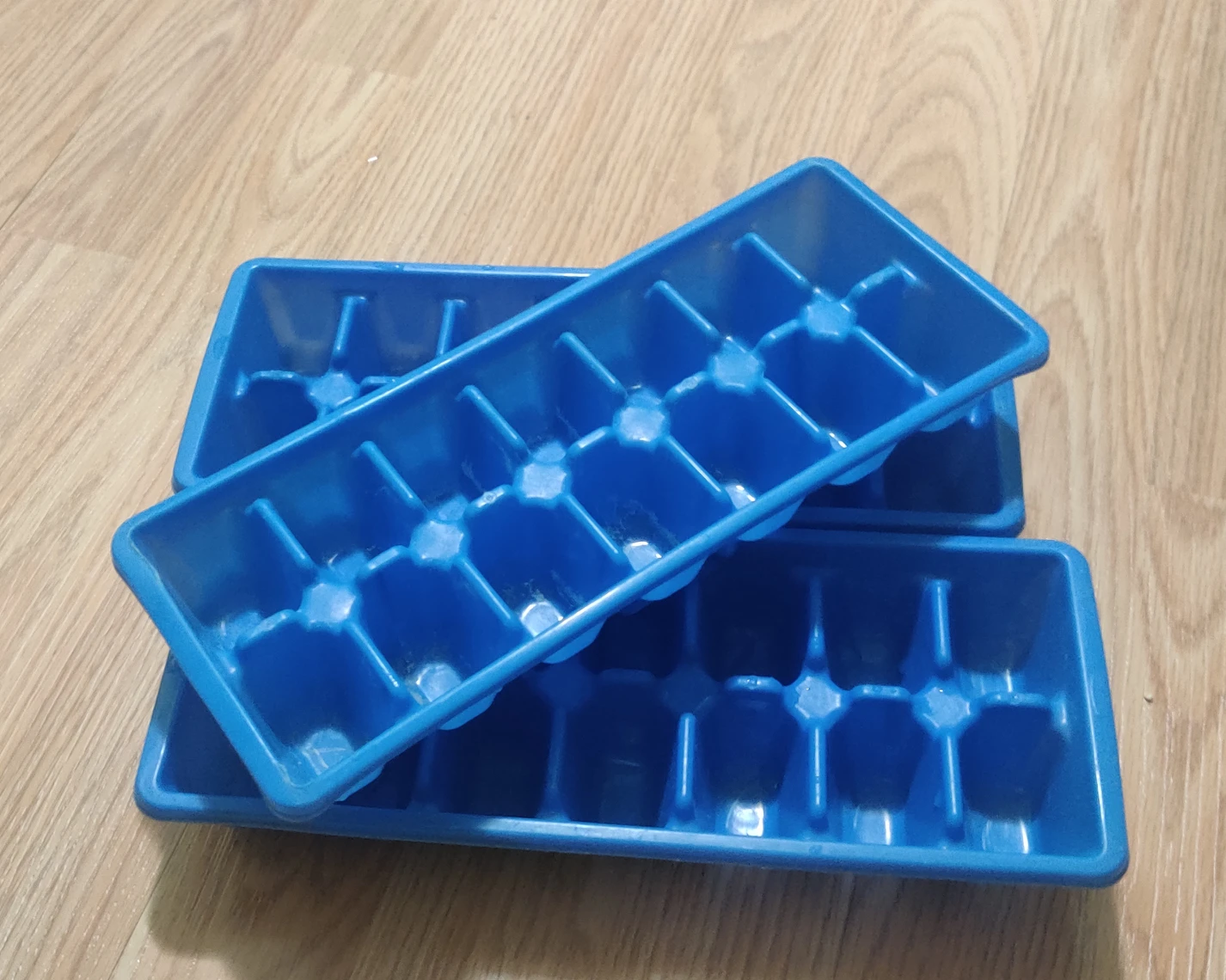plastic ice cube trays #freecycle 🏀 thumbnail