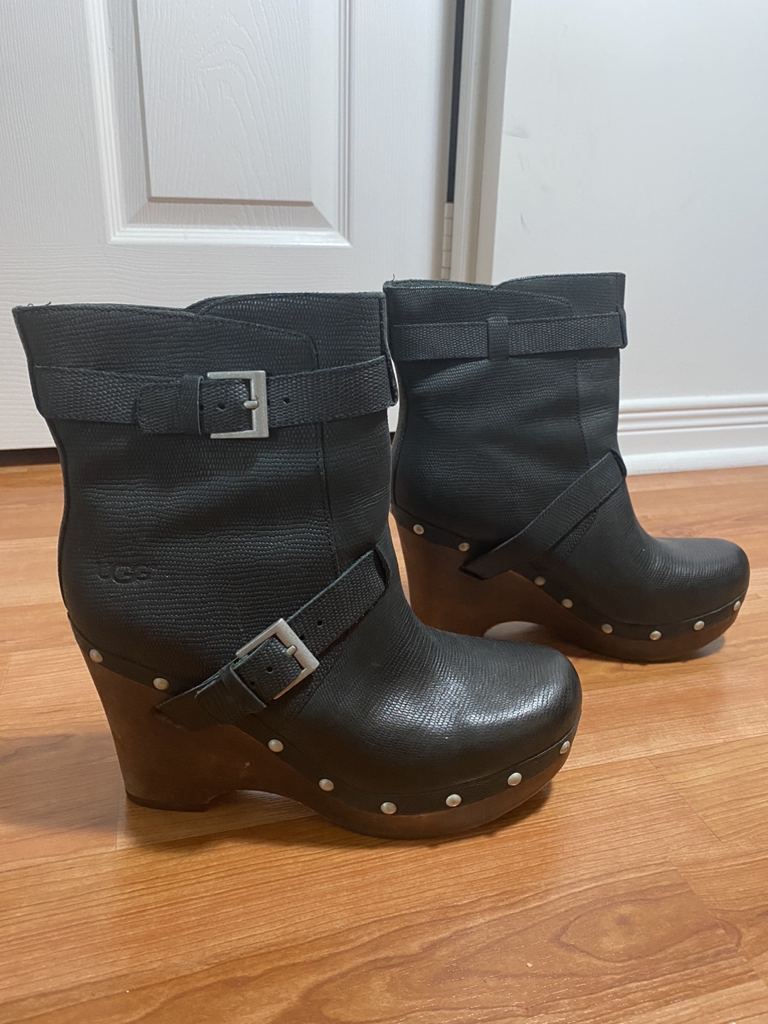 UGG Taryn Wedge Black Boots Size 8 image indicator(4)