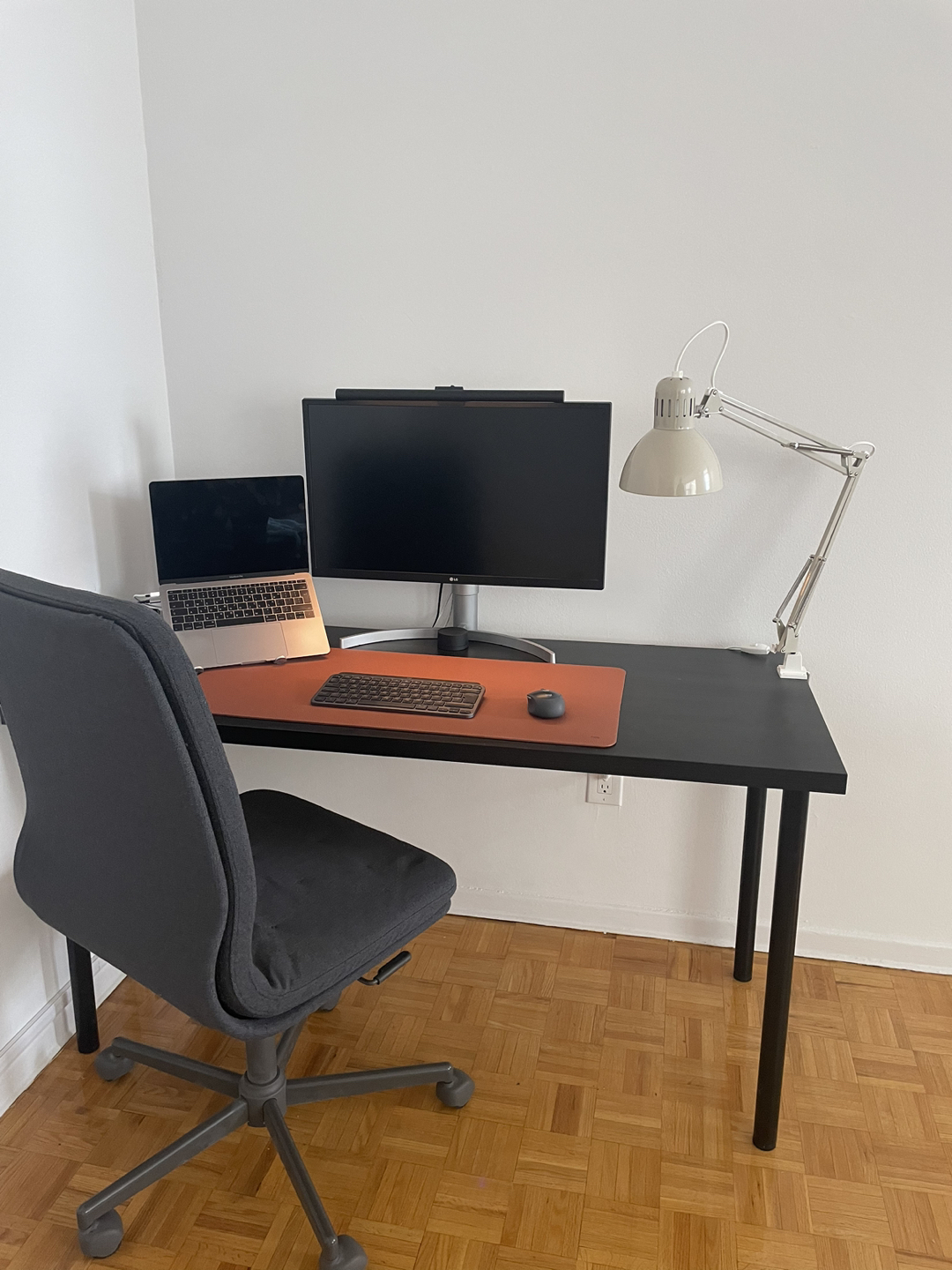 Desk Office Setup - Desk, Chair, Mousepad,cable management