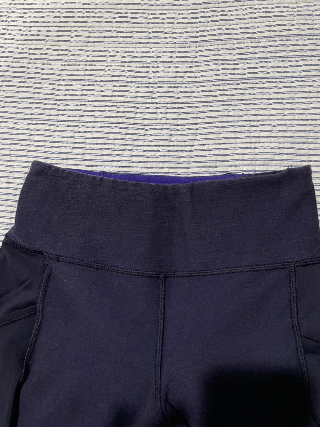Lululemon dark purple crop leggings with pockets size 4 - photo 3
