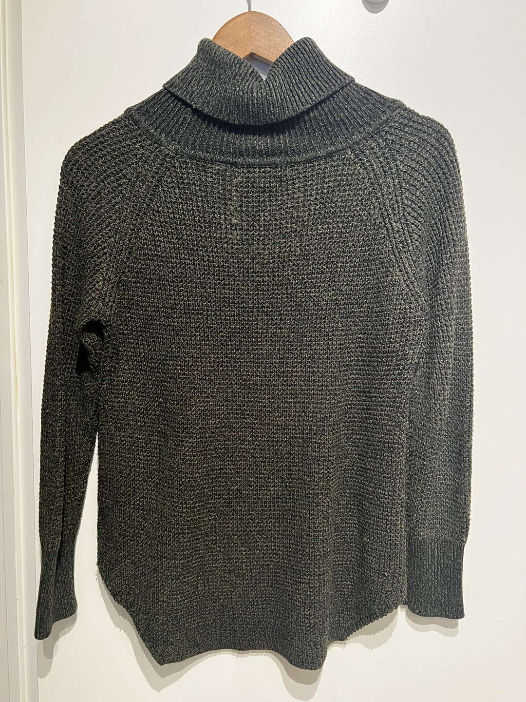 Turtleneck army green sweater - photo 2