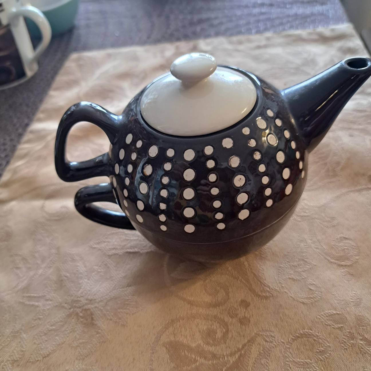 Teapot with cups