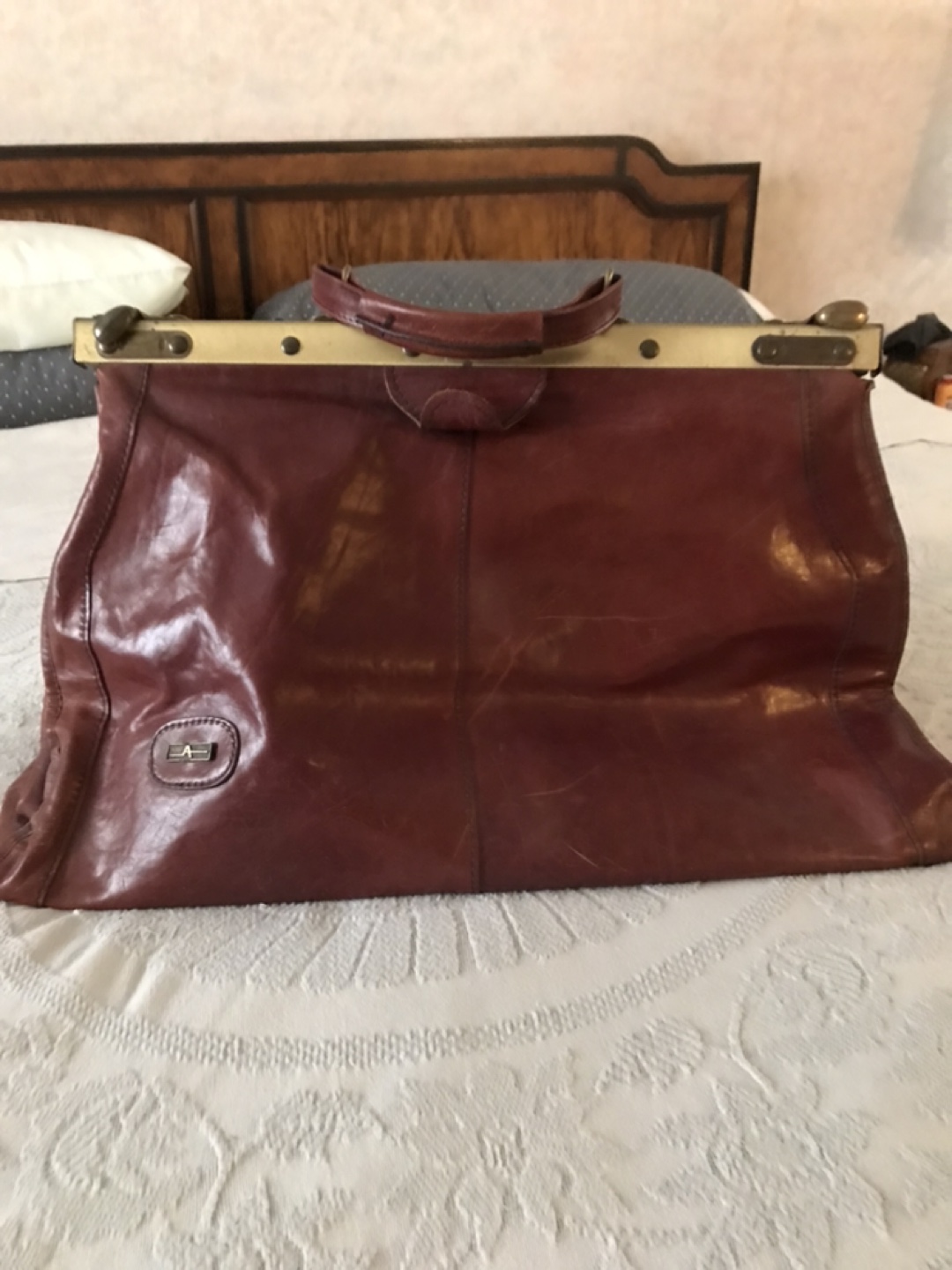 Beautiful travel bag thumbnail