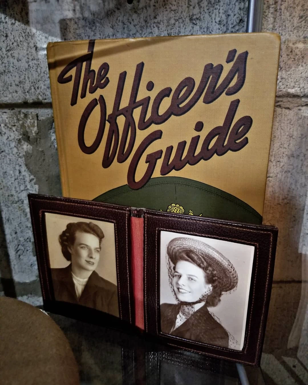WW2 US Auxiliary Women Officer photos and officers guide book