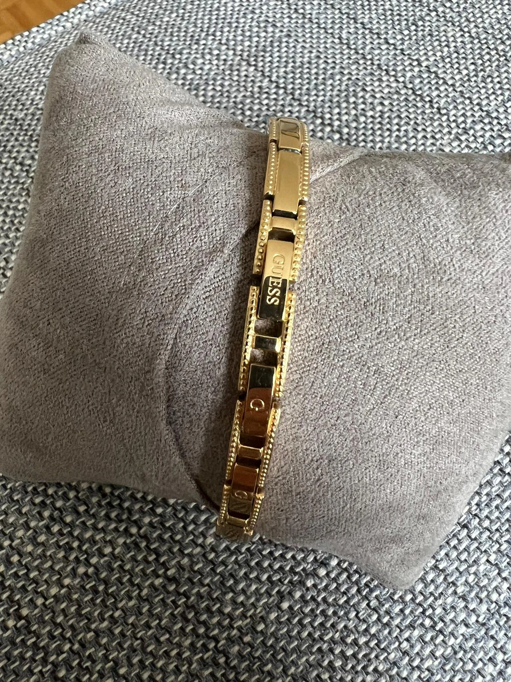 Brand new Guess watch image indicator(2)