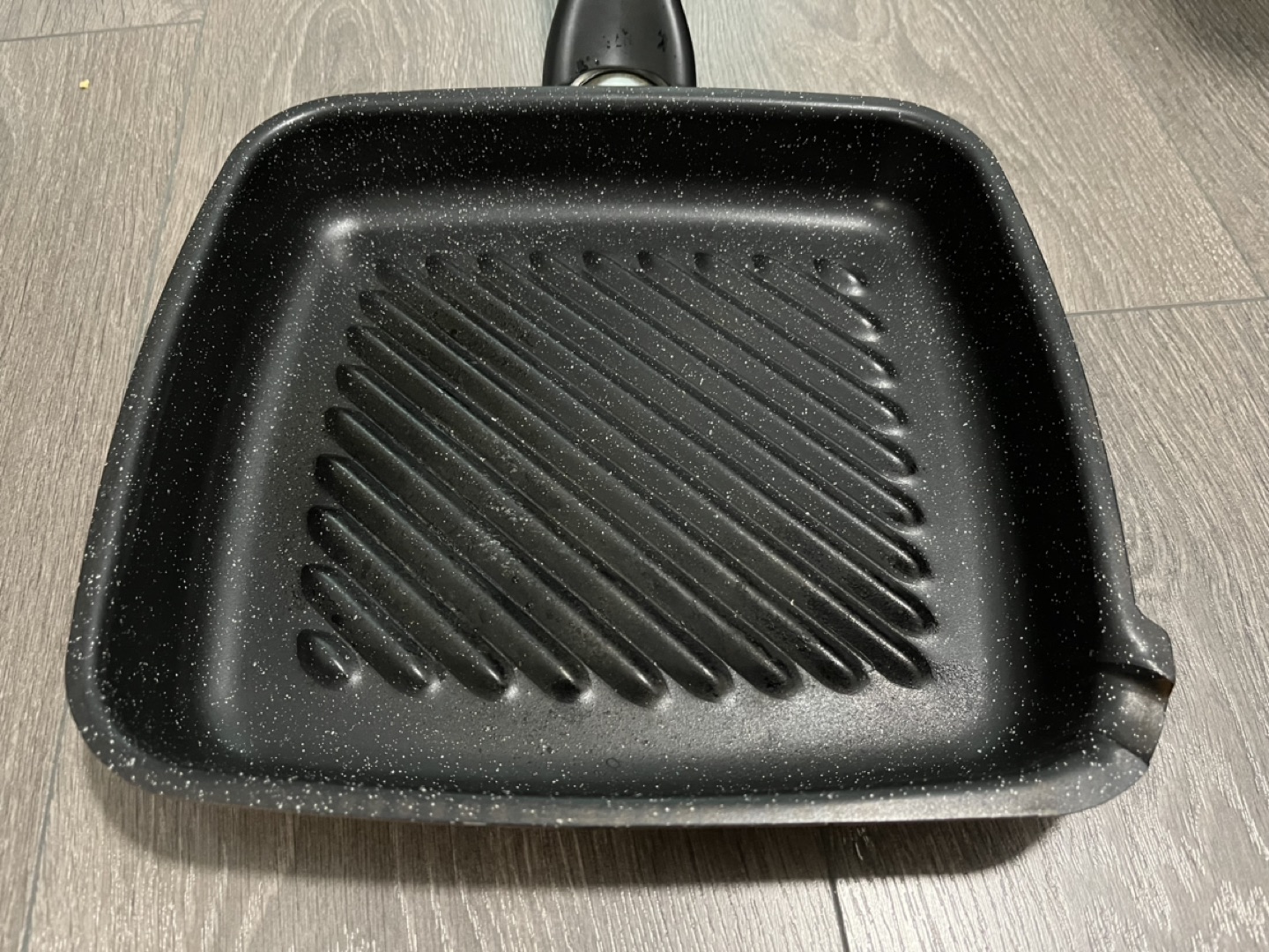 Grill pan with grease drain