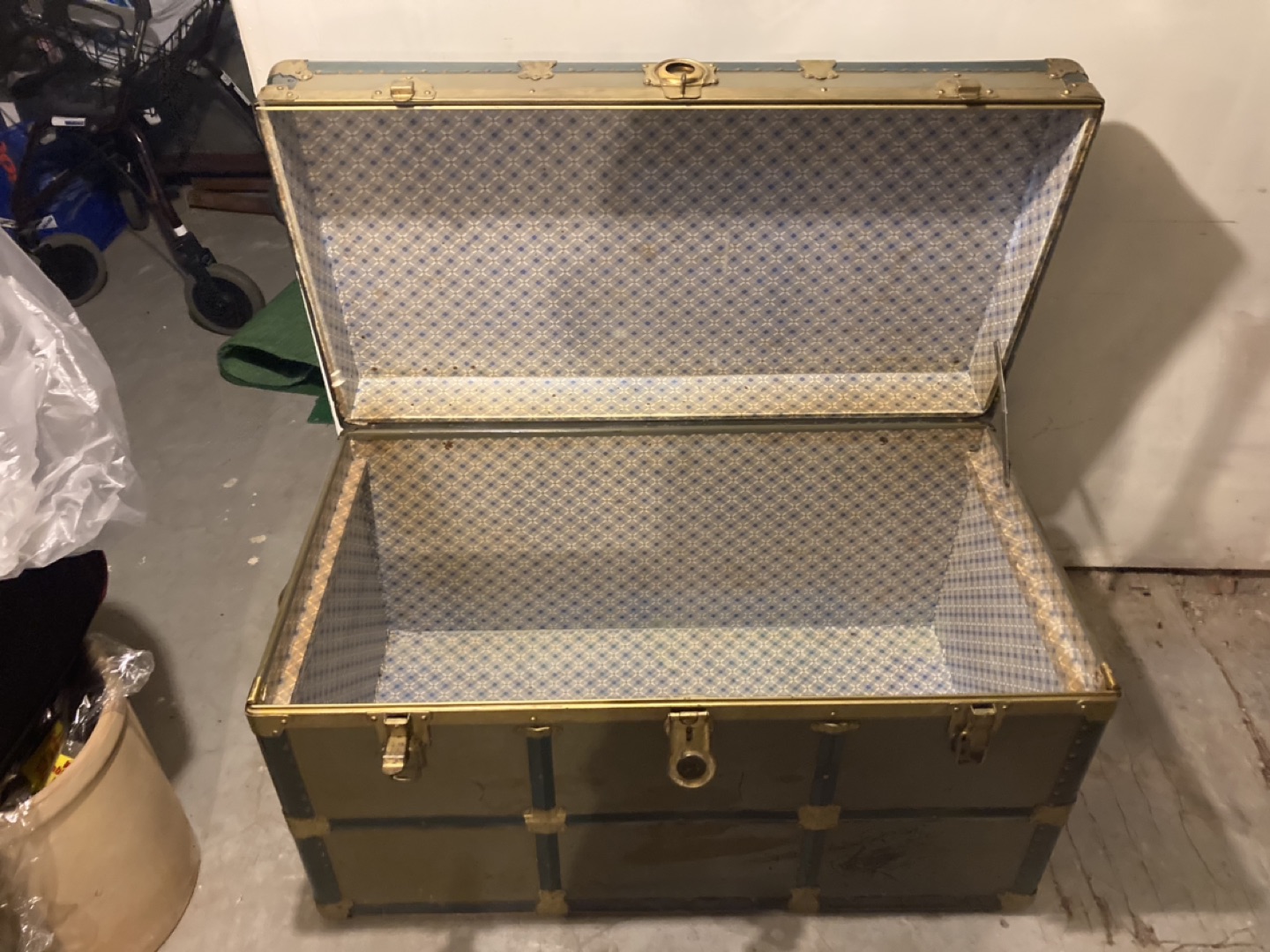 Antique vintage trunk - photo 2
