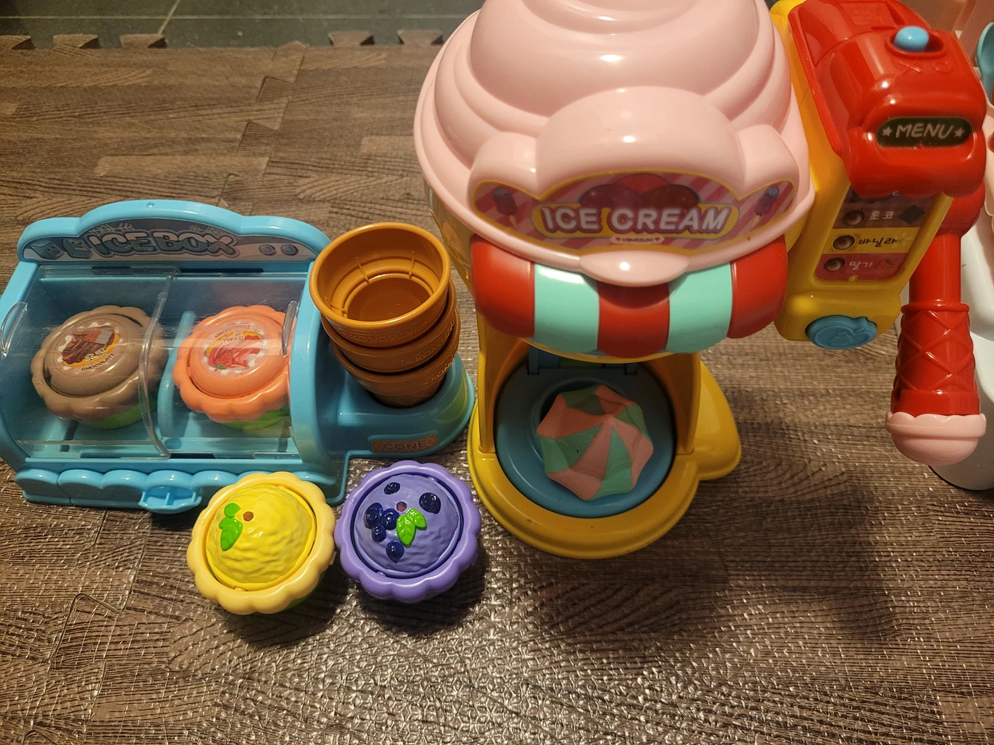 kongsuni ice cream and toys