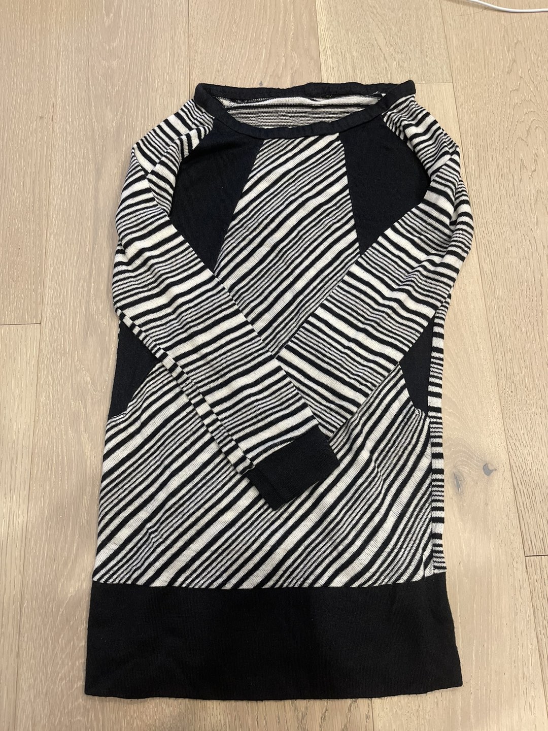 🏀 women sweater! Moving sale thumbnail