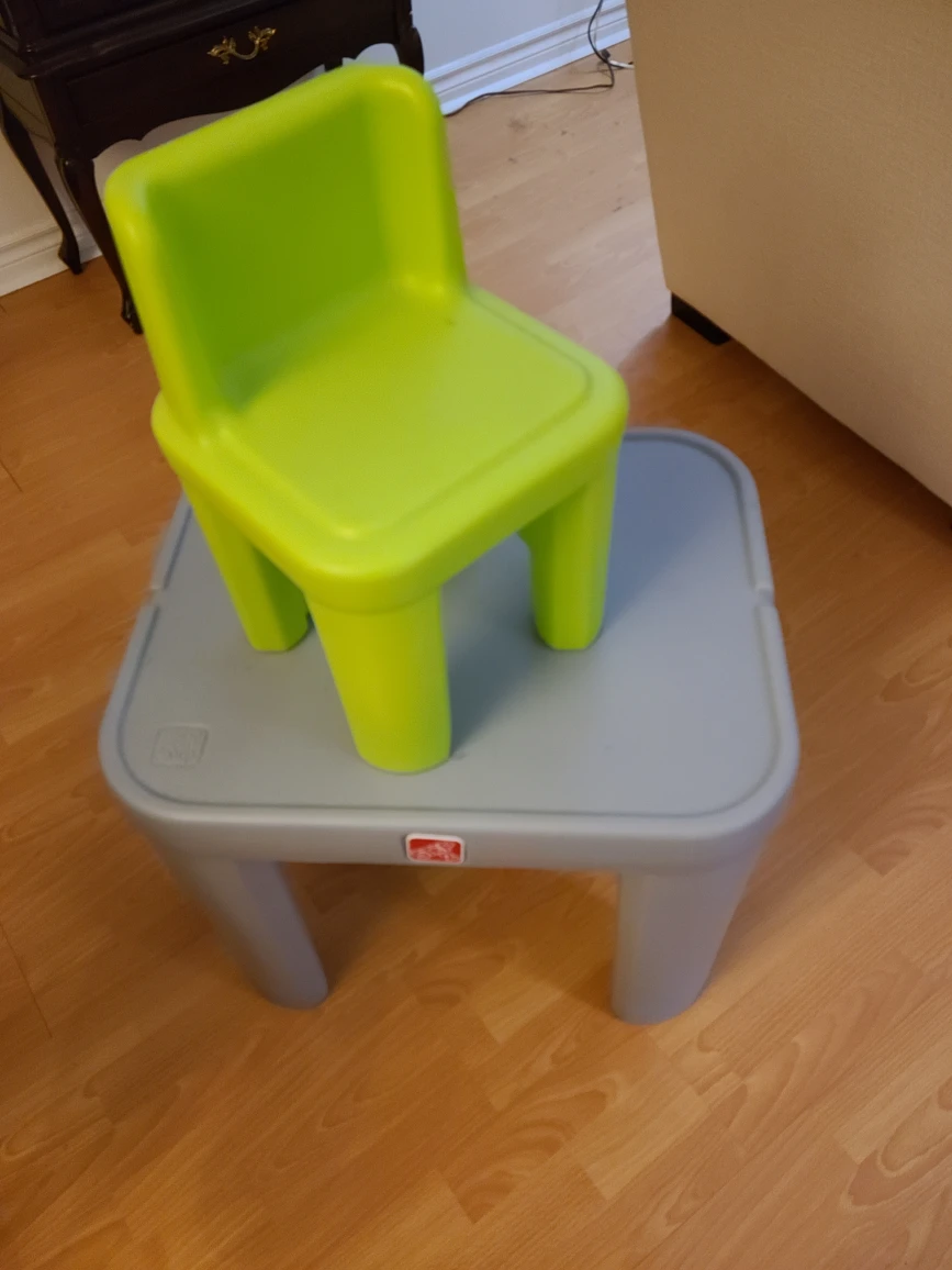 Step 2: Plastic gray table and one green chair - photo 3