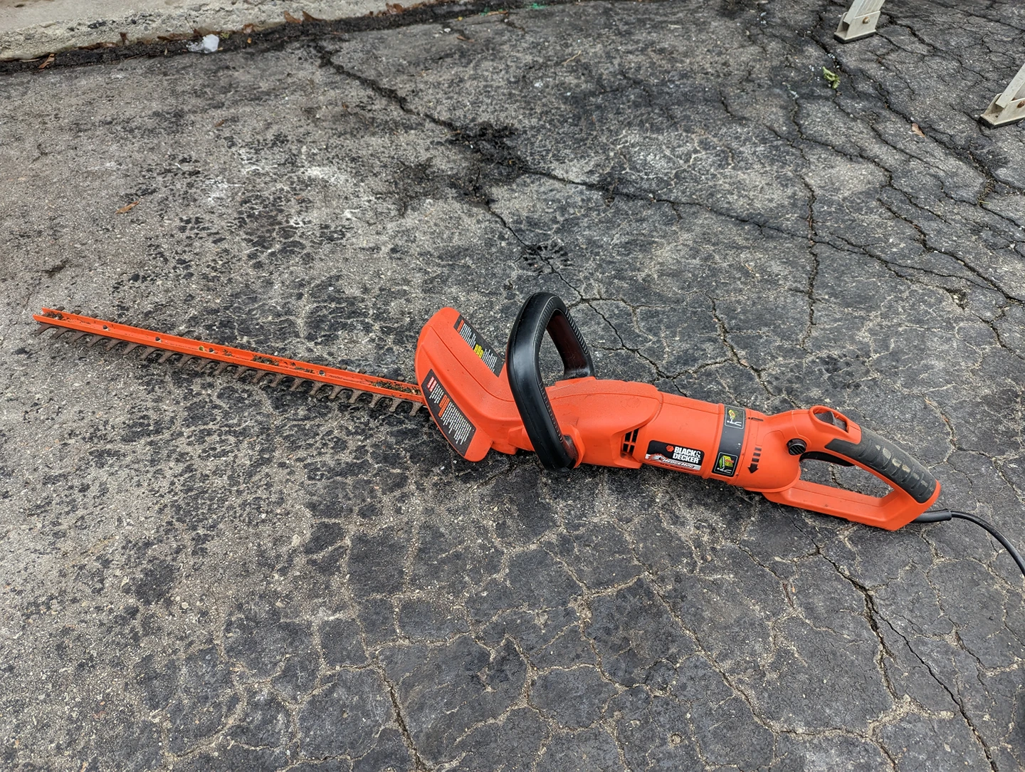Black & Decker electric hedge trimmer thumbnail
