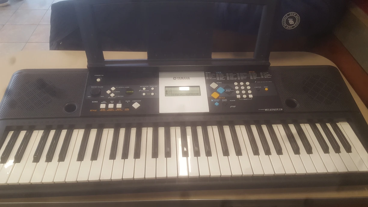 Yamaha Beginner Digital Piano PSR E223 thumbnail