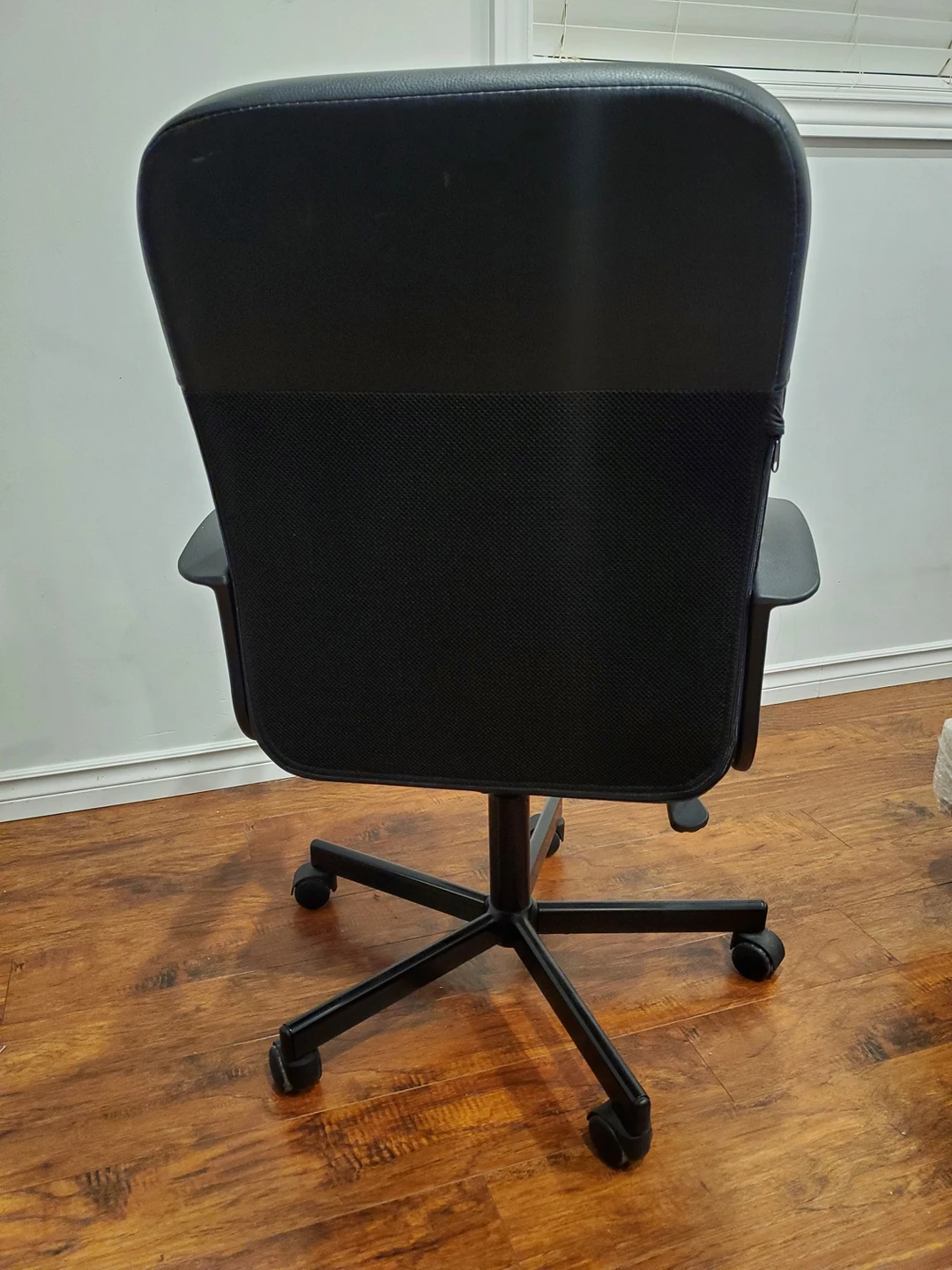 IKEA Swivel Chair - Black - Height & Incline Control - photo 2