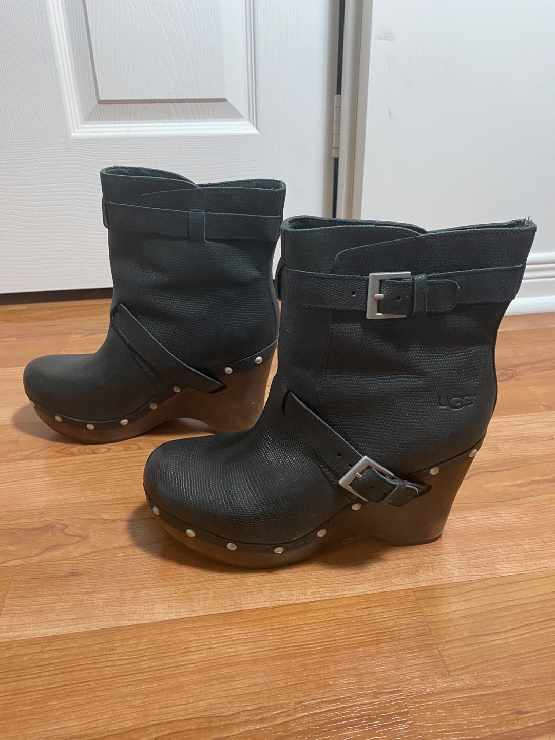 UGG Taryn Wedge Black Boots Size 8 image indicator(2)