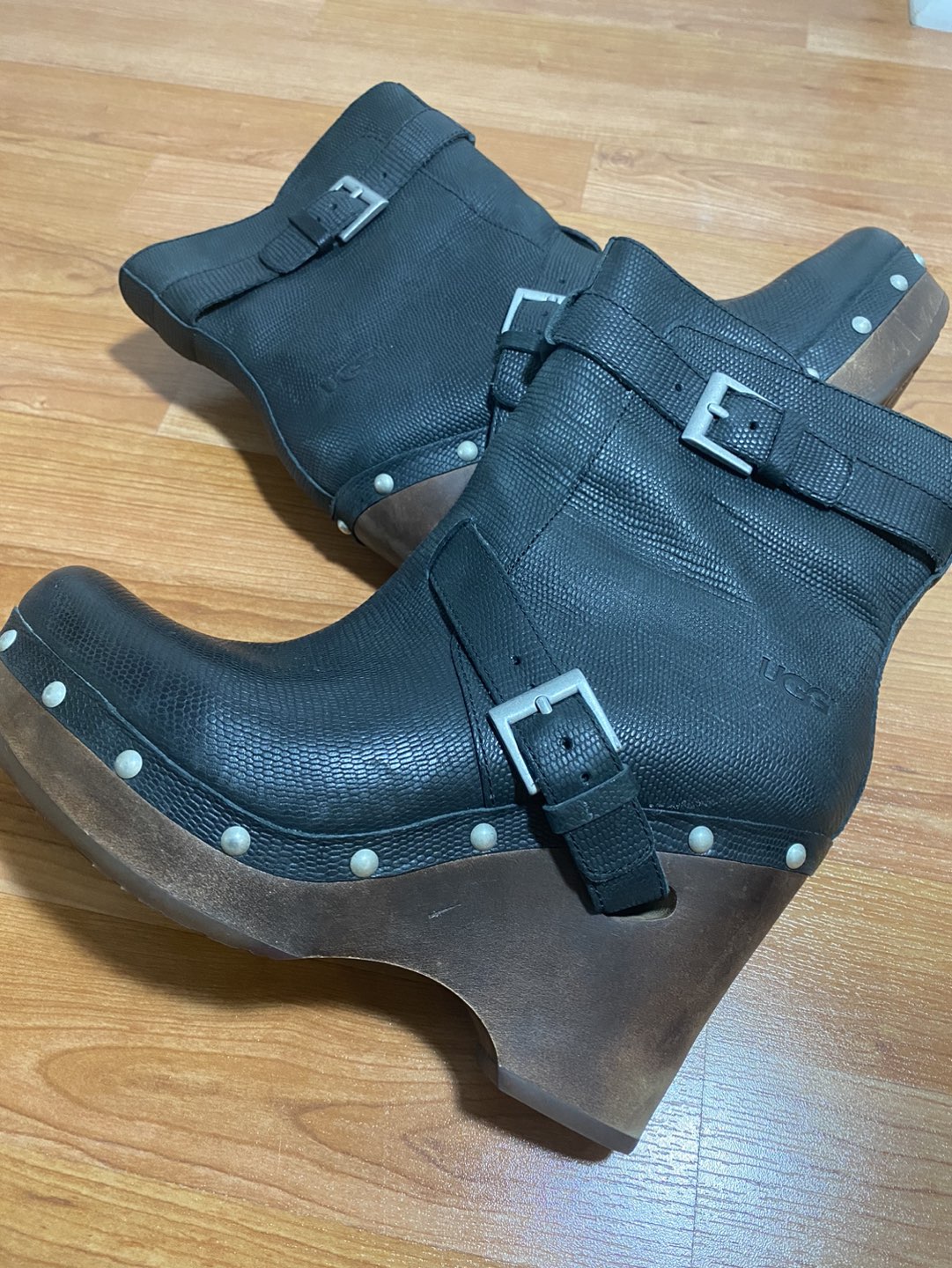 UGG Taryn Wedge Black Boots Size 8 image indicator(7)