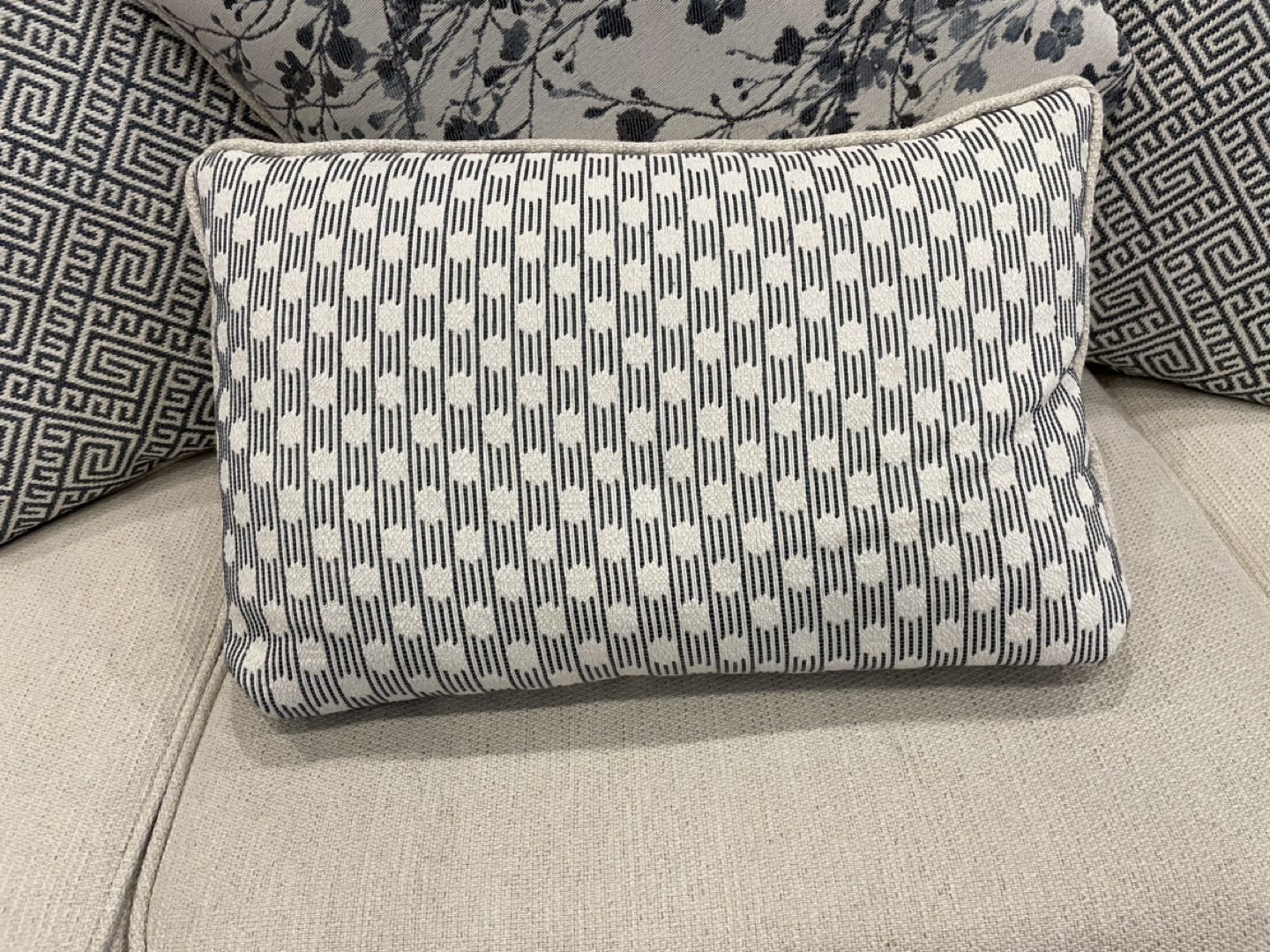 Ashley throw pillows / cushions 🏀 image indicator(2)