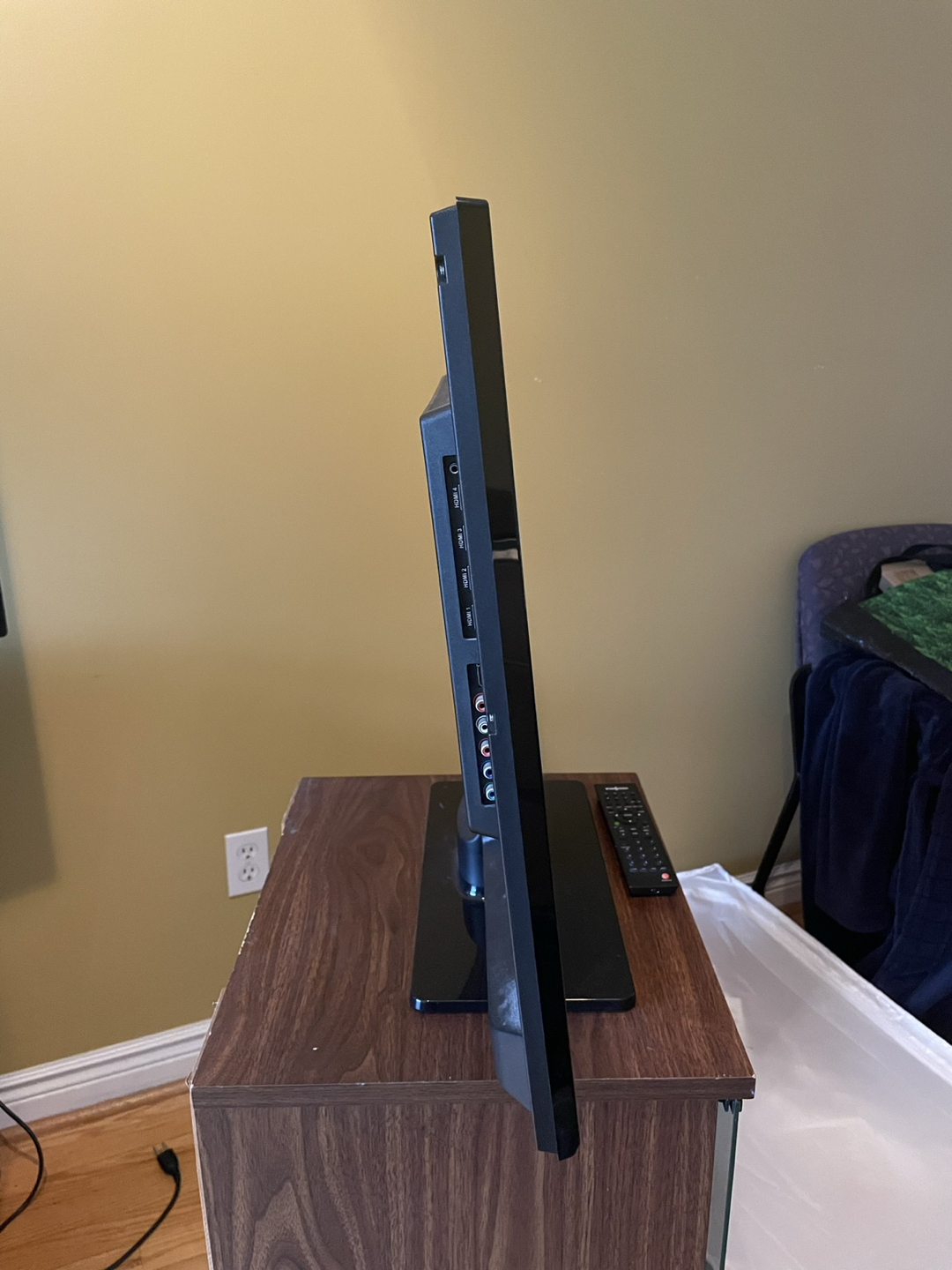 32” Insignia TV - photo 3