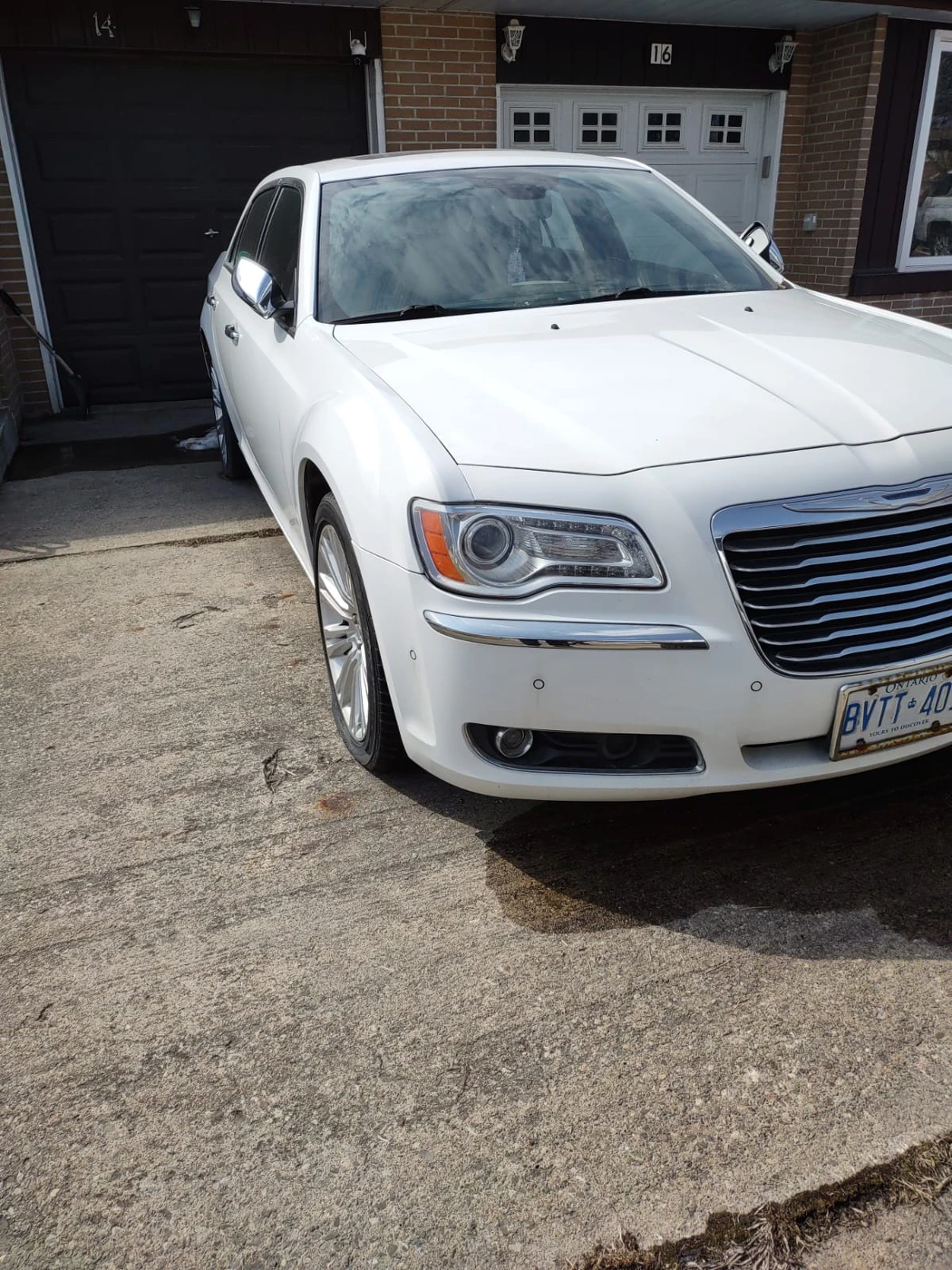 2011 Chyrsler 300 limited V6   only 70,000km