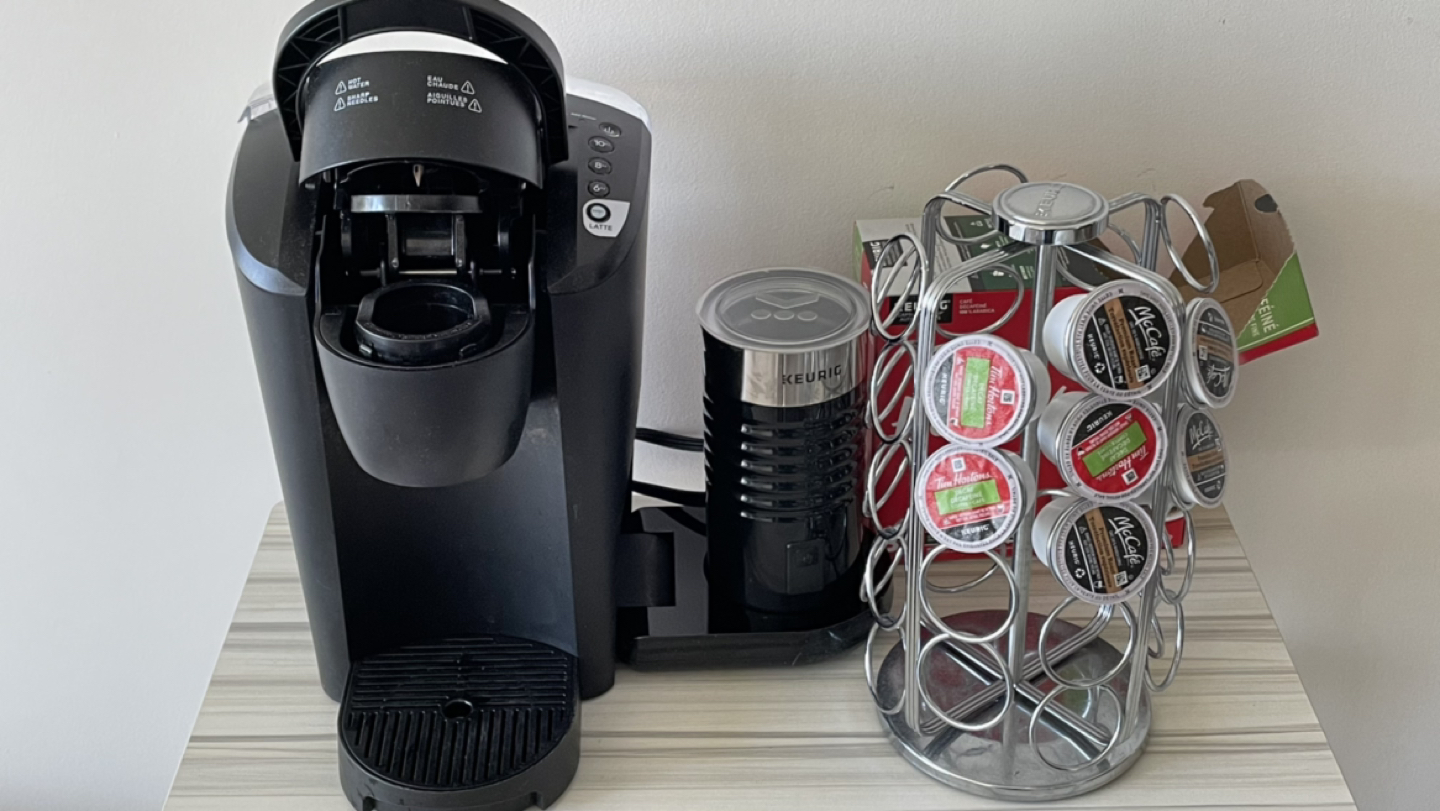 Keurig K-Latte Coffee/Latte Maker + Pod Carousel + Free k-cups - photo 2