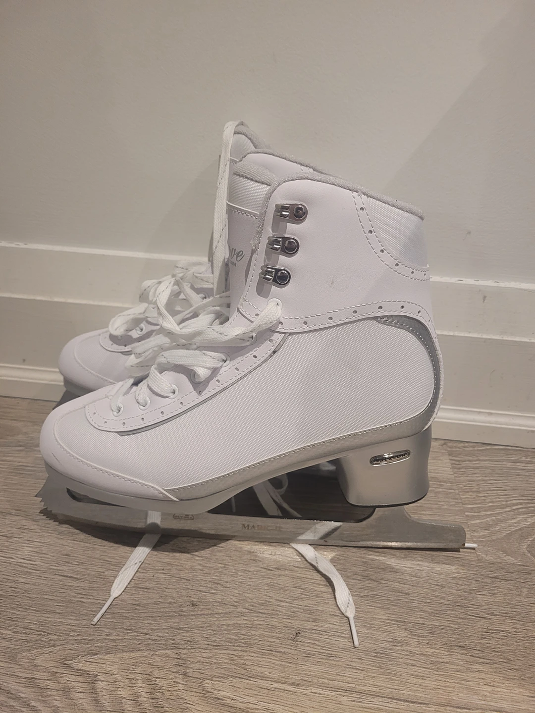 Women's figure skates. Size 9.
Pickup only