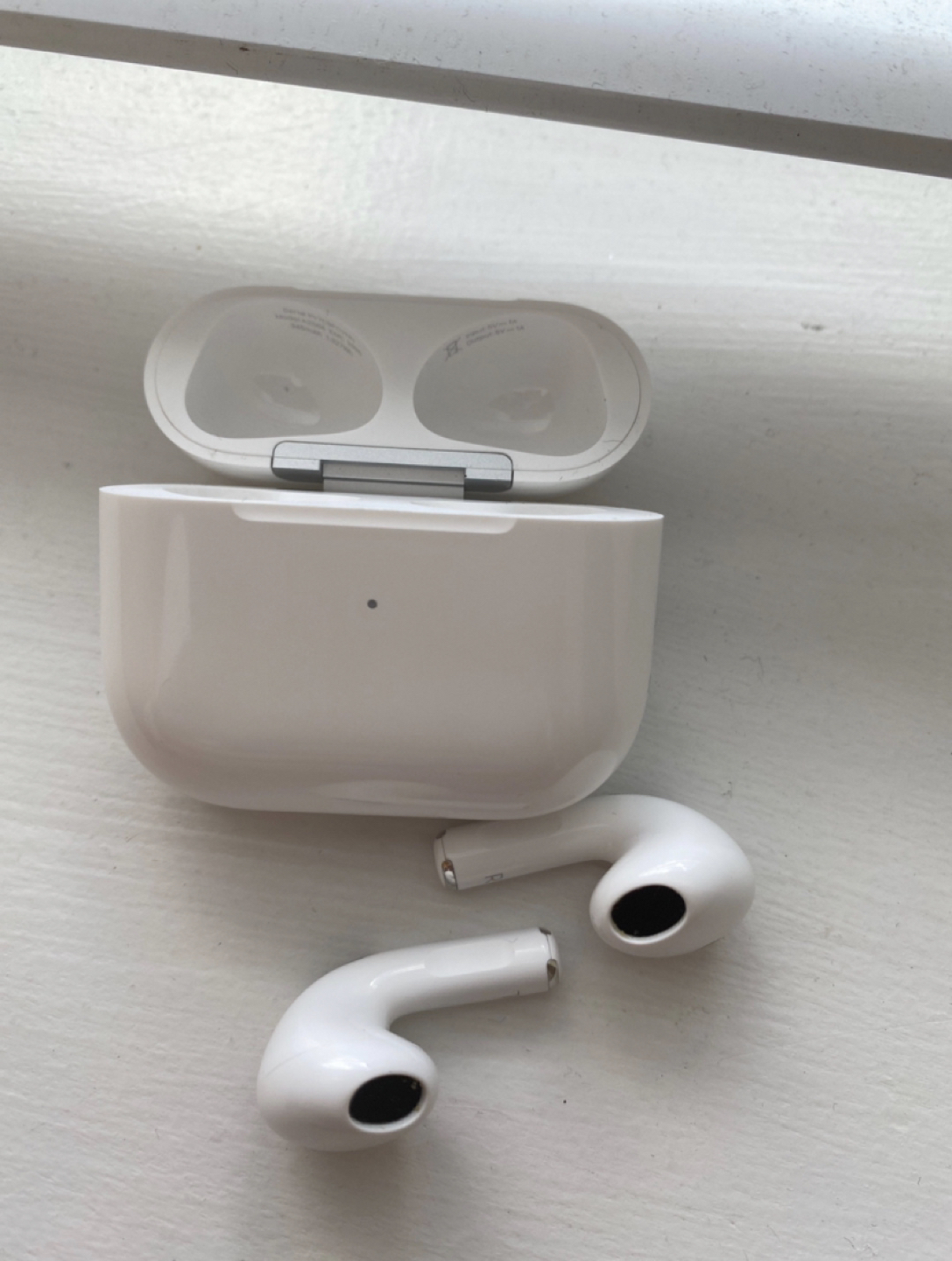 AirPods (3rd generation) with MagSafe Charging Case - photo 3
