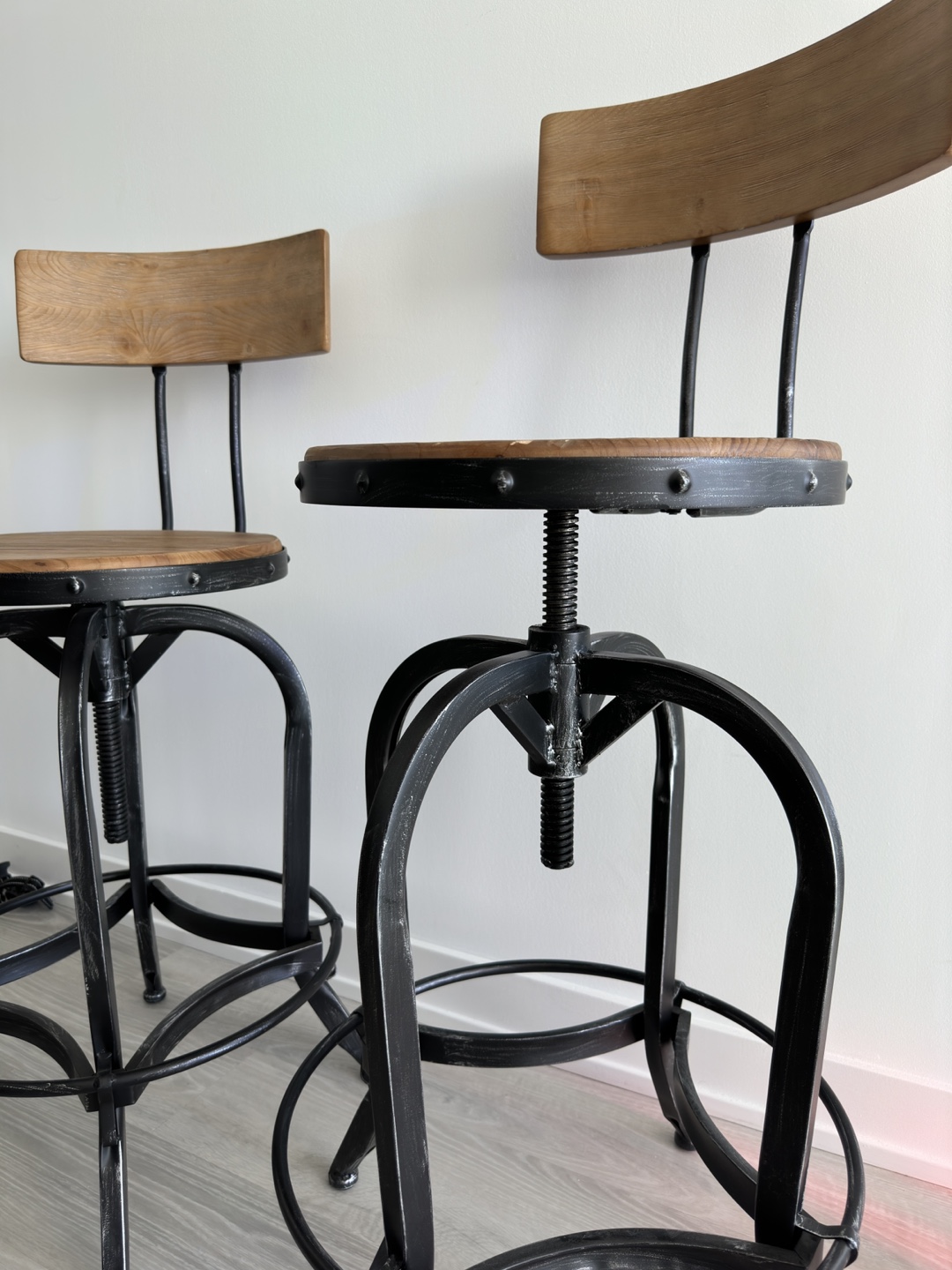 Pair of 360° Swivel Stools with Adjustable Seat - photo 2