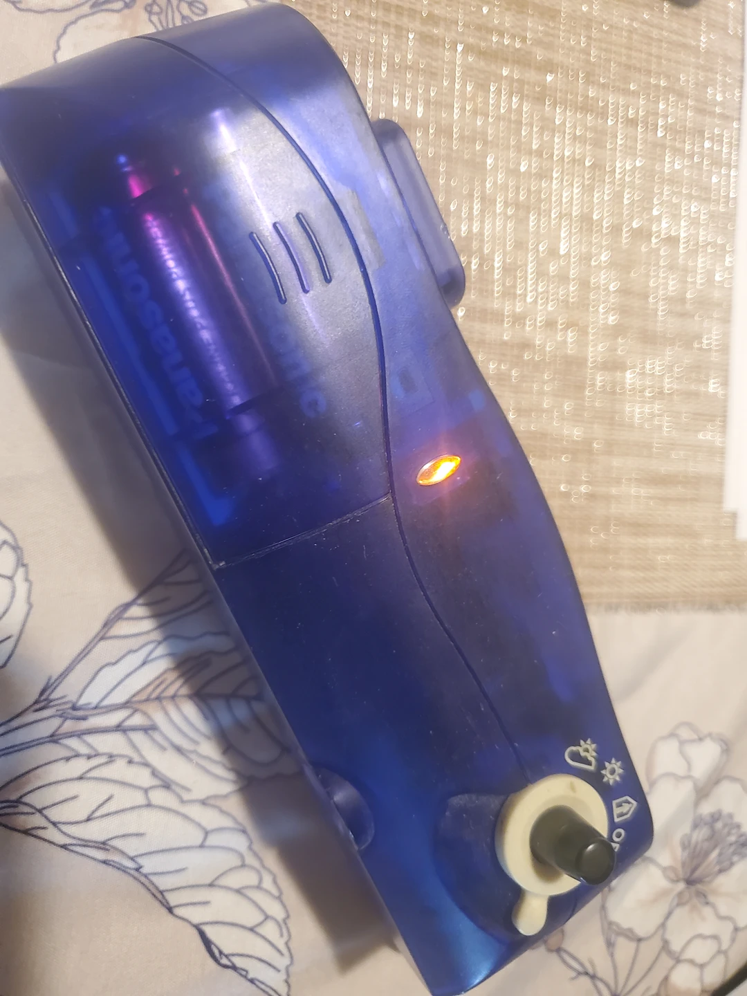 Vintage Izone Polaroid Camera image indicator(3)