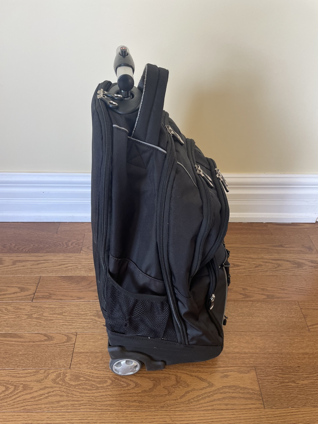 Swiss gear rolling backpack image indicator(2)