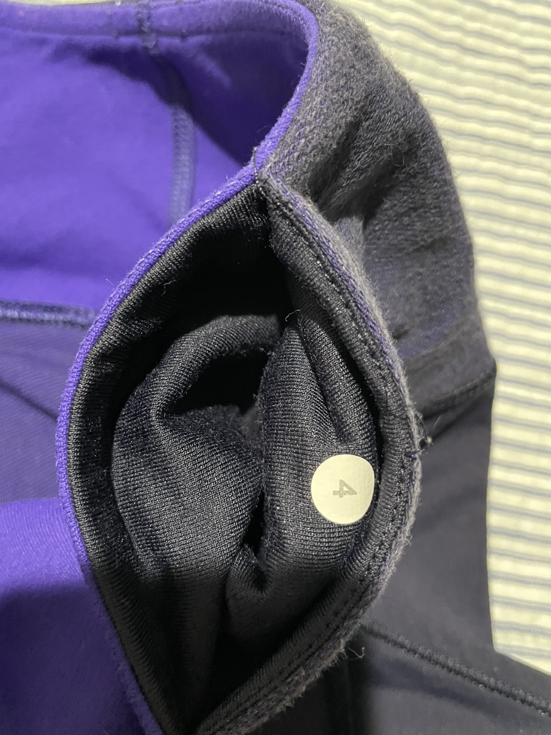Lululemon dark purple crop leggings with pockets size 4 - photo 5