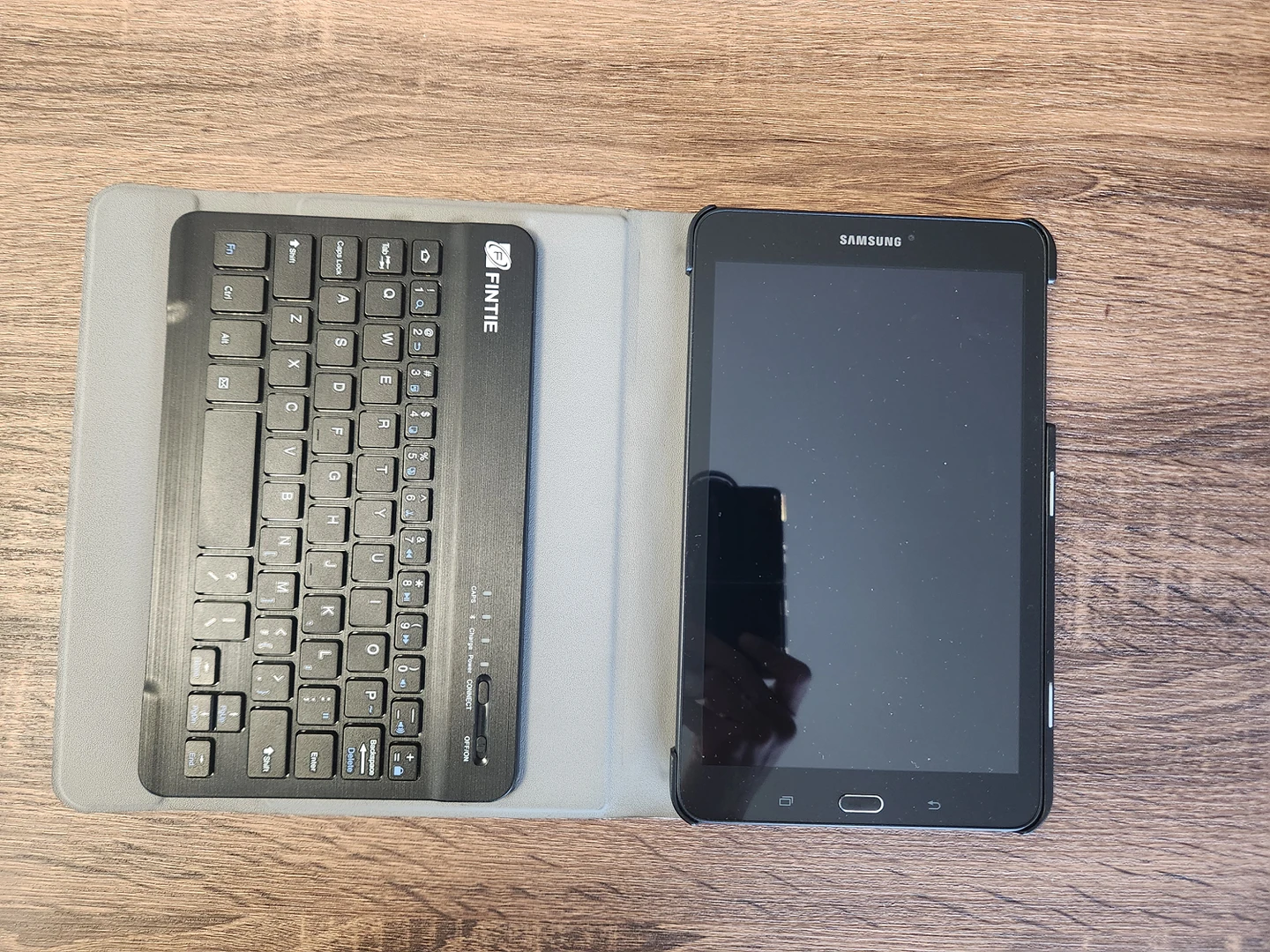 Samsung Galaxy Tab E 8.0 (with case and bluetooth keyboard)