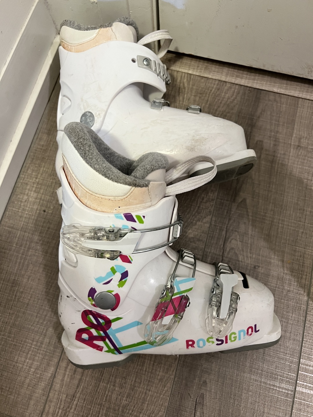Girls skis and boots image indicator(10)