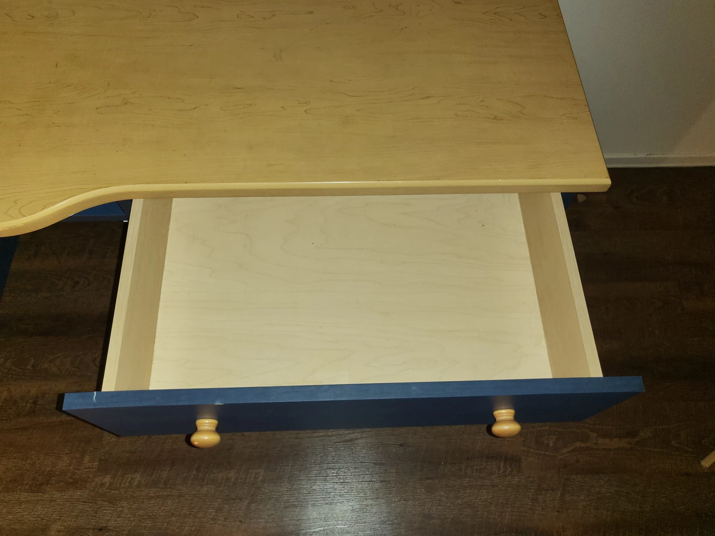 Desk - photo 4