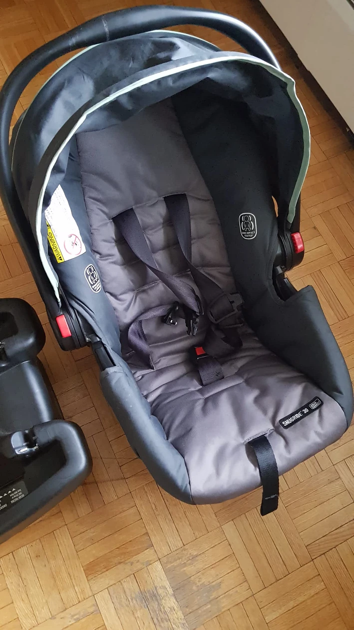 Graco infant car seat with its base - photo 2