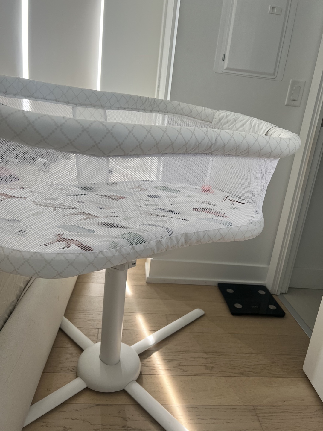 Halo Bassinest Swivel Sleeper with mattress and bedsheets