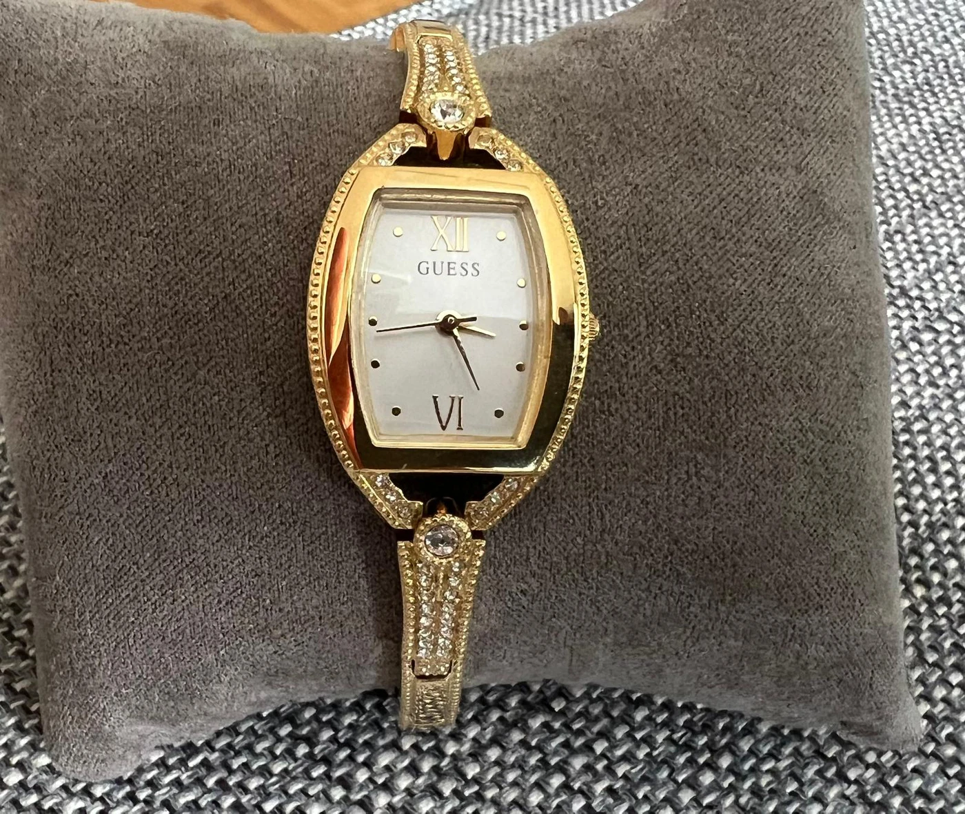 Brand new Guess watch image indicator(3)