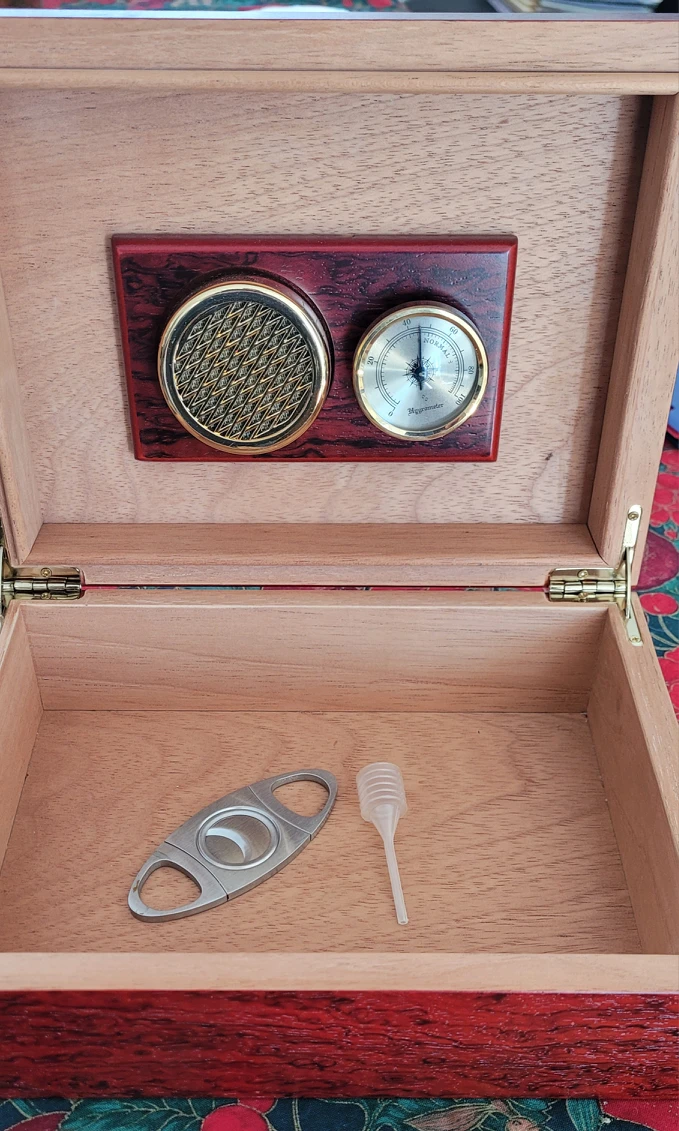 Wooden cigar box/ humidor thumbnail