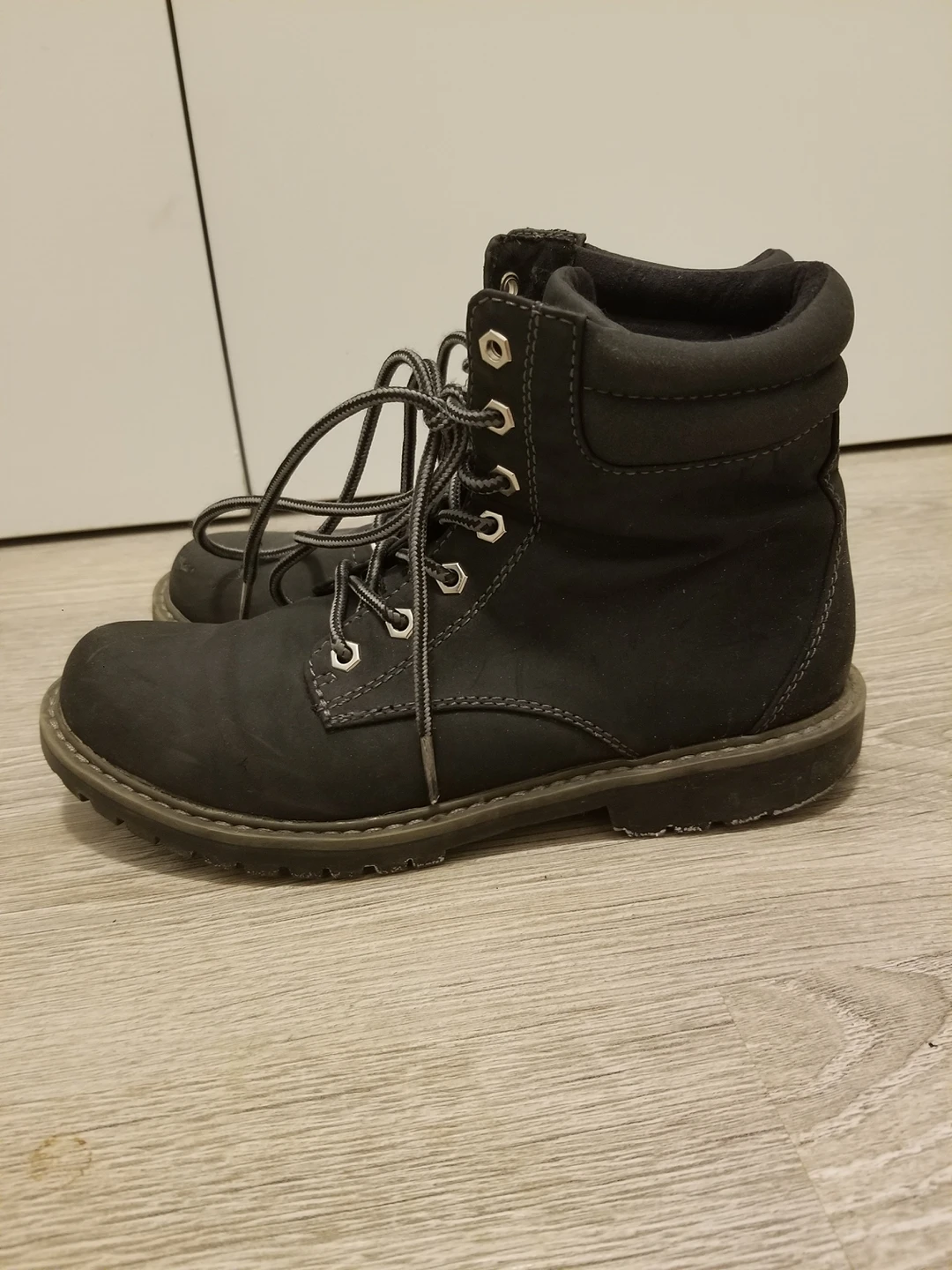 FREE Women's Boots: Size [6] thumbnail