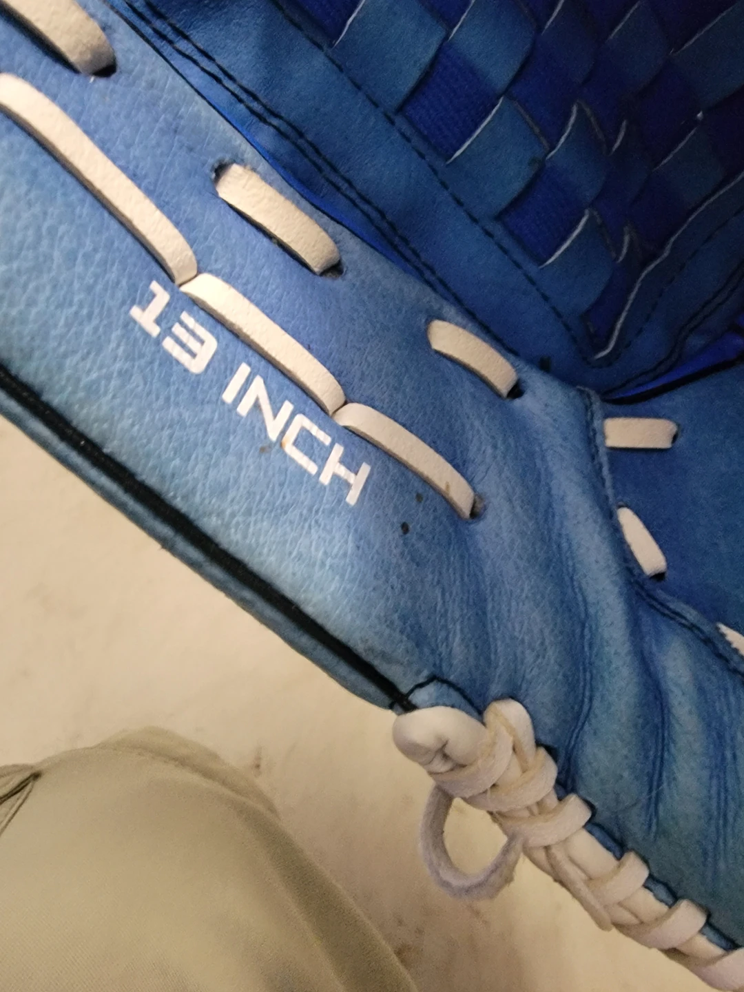 Robbie Alomar Bluejays glove - photo 4