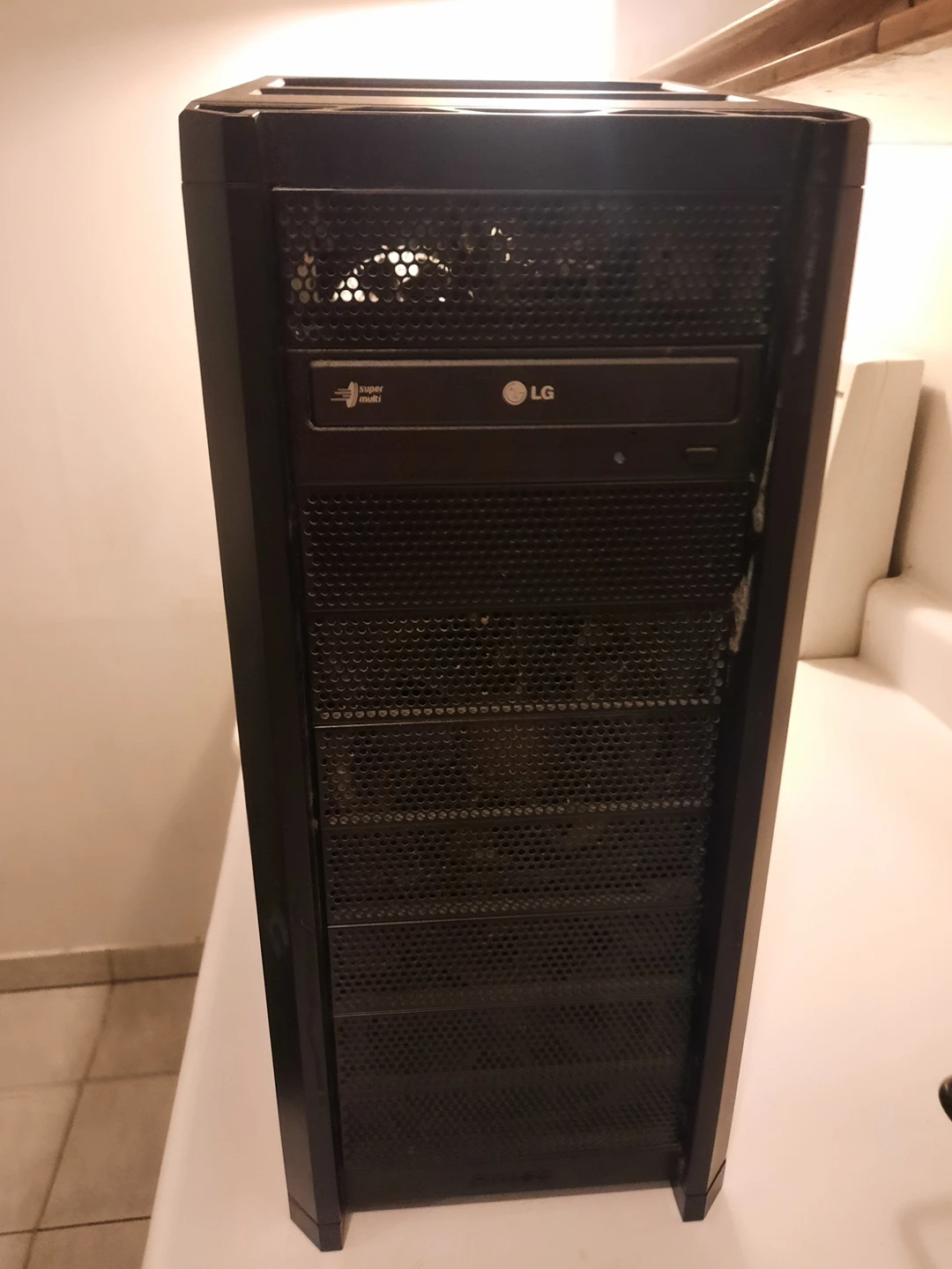 Computer tower with some internal parts - photo 4